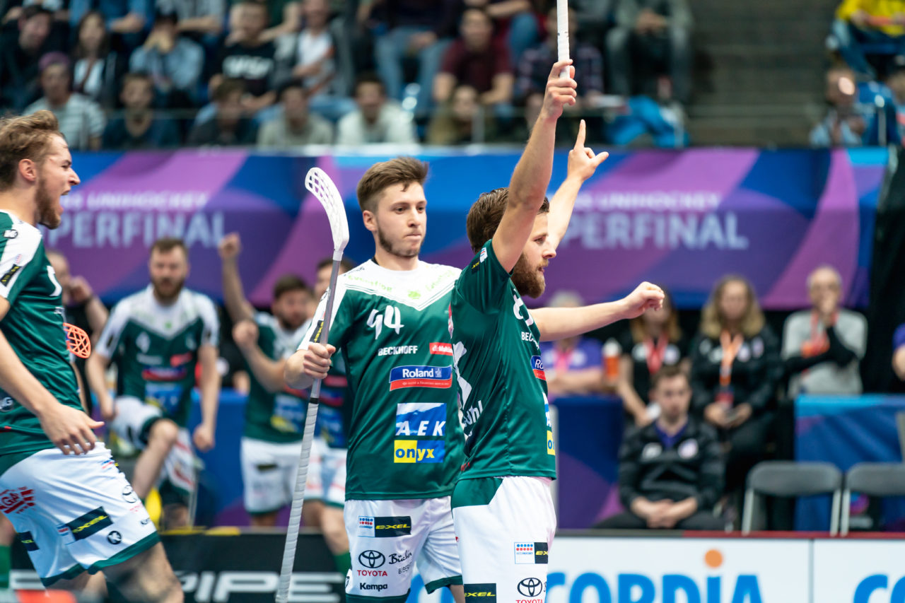 SWISS Arena (Kloten), 27.04.2019, Unihockey Herren NLA Superfinal, GC Unihockey - SV Wiler-Ersigen, Joel Krähenbühl (Nr. 85, SV Wiler-Ersigen) bejubelt seinen Treffer

(Claudio Schwarz, unihockey-fotos.ch)

Copyright: Claudio Schwarz, unihockey-fotos.ch – Dieses Bild wurde durch swiss unihockey lizenziert und darf ausschliesslich auf den Online-Kanälen von swiss unihockey verwendet werden. Die redaktionelle oder kommerzielle Nutzung durch Dritte (Medien, Vereine, Unternehmen oder Privatpersonen) per Download von diesem flickr-Account ist ausgeschlossen. Das Bild kann bei Interesse via unihockey-fotos.ch kostenpflichtig lizenziert werden. unihockey-fotos.ch behält sich vor, fehlbaren Medien, Vereinen, Unternehmen oder Privatpersonen Bilder mit einem Zuschlag in Rechnung zu stellen.