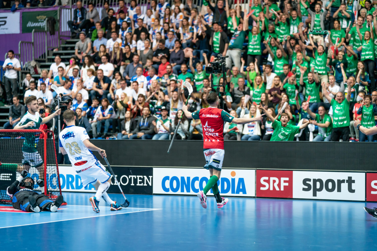 SWISS Arena (Kloten), 27.04.2019, Unihockey Herren NLA Superfinal, GC Unihockey - SV Wiler-Ersigen, Deny Känzig (Nr. 77, SV Wiler-Ersigen) jubelt vor eigenem Anhang

(Claudio Schwarz, unihockey-fotos.ch)

Copyright: Claudio Schwarz, unihockey-fotos.ch – Dieses Bild wurde durch swiss unihockey lizenziert und darf ausschliesslich auf den Online-Kanälen von swiss unihockey verwendet werden. Die redaktionelle oder kommerzielle Nutzung durch Dritte (Medien, Vereine, Unternehmen oder Privatpersonen) per Download von diesem flickr-Account ist ausgeschlossen. Das Bild kann bei Interesse via unihockey-fotos.ch kostenpflichtig lizenziert werden. unihockey-fotos.ch behält sich vor, fehlbaren Medien, Vereinen, Unternehmen oder Privatpersonen Bilder mit einem Zuschlag in Rechnung zu stellen.