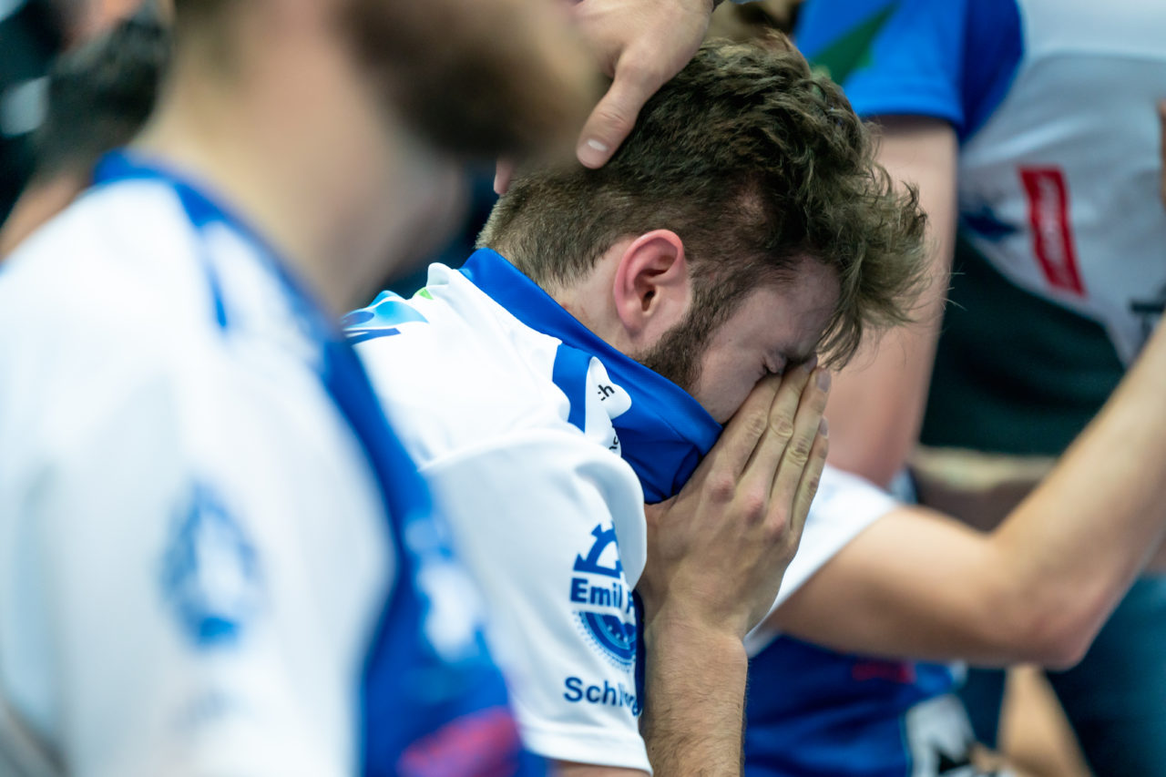 SWISS Arena (Kloten), 27.04.2019, Unihockey Herren NLA Superfinal, GC Unihockey - SV Wiler-Ersigen, Enttäuschung bei Simon Laubscher (Nr. 14, GC Unihockey)

(Claudio Schwarz, unihockey-fotos.ch)

Copyright: Claudio Schwarz, unihockey-fotos.ch – Dieses Bild wurde durch swiss unihockey lizenziert und darf ausschliesslich auf den Online-Kanälen von swiss unihockey verwendet werden. Die redaktionelle oder kommerzielle Nutzung durch Dritte (Medien, Vereine, Unternehmen oder Privatpersonen) per Download von diesem flickr-Account ist ausgeschlossen. Das Bild kann bei Interesse via unihockey-fotos.ch kostenpflichtig lizenziert werden. unihockey-fotos.ch behält sich vor, fehlbaren Medien, Vereinen, Unternehmen oder Privatpersonen Bilder mit einem Zuschlag in Rechnung zu stellen.
