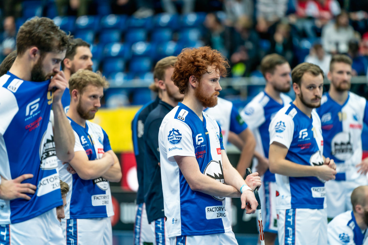 SWISS Arena (Kloten), 27.04.2019, Unihockey Herren NLA Superfinal, GC Unihockey - SV Wiler-Ersigen, Enttäuschung bei Tobias Heller (Nr. 7, GC Unihockey)

(Claudio Schwarz, unihockey-fotos.ch)

Copyright: Claudio Schwarz, unihockey-fotos.ch – Dieses Bild wurde durch swiss unihockey lizenziert und darf ausschliesslich auf den Online-Kanälen von swiss unihockey verwendet werden. Die redaktionelle oder kommerzielle Nutzung durch Dritte (Medien, Vereine, Unternehmen oder Privatpersonen) per Download von diesem flickr-Account ist ausgeschlossen. Das Bild kann bei Interesse via unihockey-fotos.ch kostenpflichtig lizenziert werden. unihockey-fotos.ch behält sich vor, fehlbaren Medien, Vereinen, Unternehmen oder Privatpersonen Bilder mit einem Zuschlag in Rechnung zu stellen.
