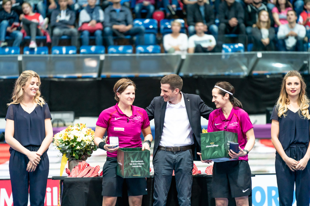 SWISS Arena (Kloten), 27.04.2019, Unihockey Herren NLA Superfinal, GC Unihockey - SV Wiler-Ersigen, die beiden Schiedsrichterinnen Corina Wehinger und Sandra Zurbuchen

(Claudio Schwarz, unihockey-fotos.ch)

Copyright: Claudio Schwarz, unihockey-fotos.ch – Dieses Bild wurde durch swiss unihockey lizenziert und darf ausschliesslich auf den Online-Kanälen von swiss unihockey verwendet werden. Die redaktionelle oder kommerzielle Nutzung durch Dritte (Medien, Vereine, Unternehmen oder Privatpersonen) per Download von diesem flickr-Account ist ausgeschlossen. Das Bild kann bei Interesse via unihockey-fotos.ch kostenpflichtig lizenziert werden. unihockey-fotos.ch behält sich vor, fehlbaren Medien, Vereinen, Unternehmen oder Privatpersonen Bilder mit einem Zuschlag in Rechnung zu stellen.