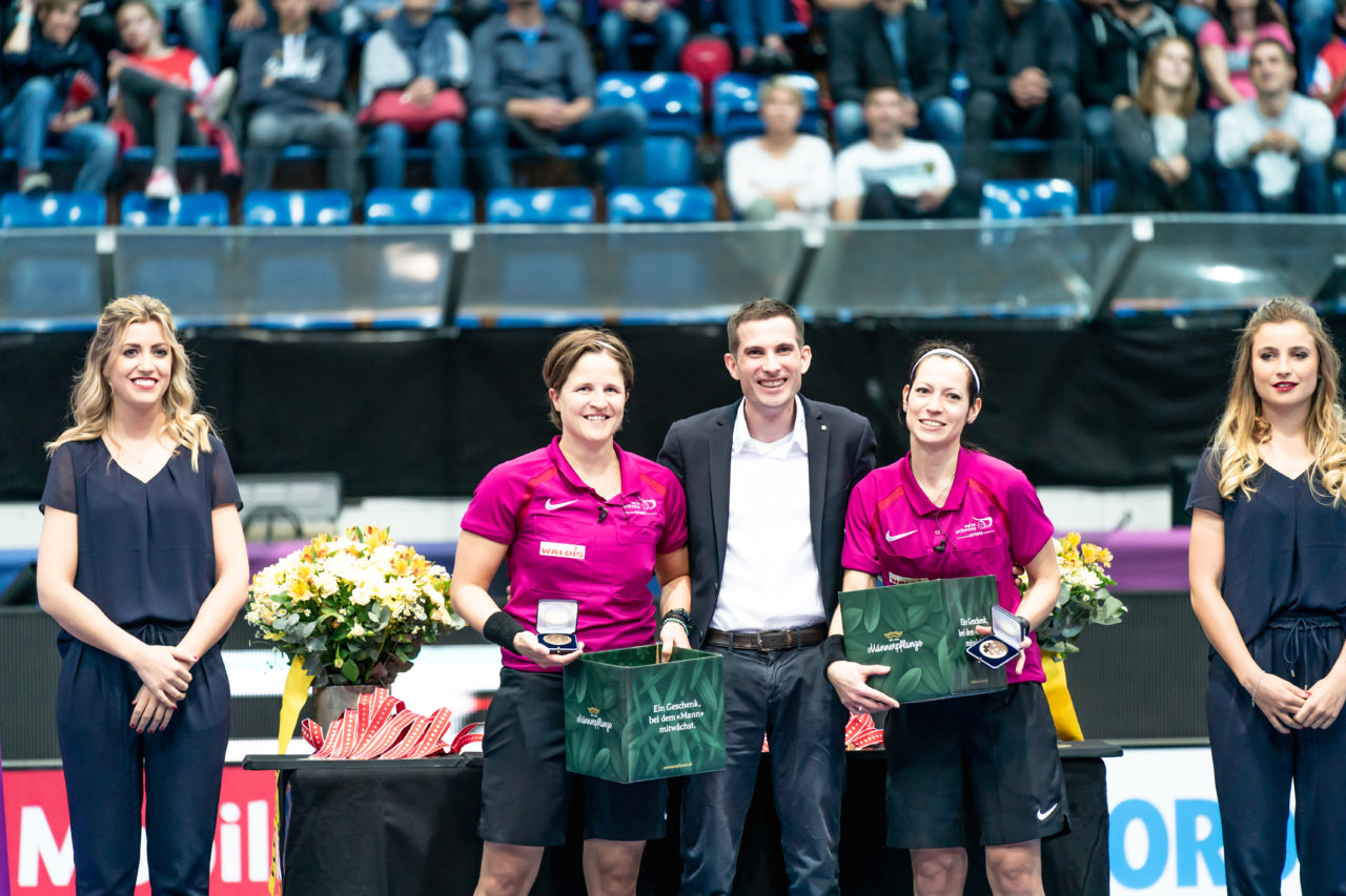 SWISS Arena (Kloten), 27.04.2019, Unihockey Herren NLA Superfinal, GC Unihockey - SV Wiler-Ersigen, die beiden Schiedsrichterinnen Corina Wehinger und Sandra Zurbuchen

(Claudio Schwarz, unihockey-fotos.ch)

Copyright: Claudio Schwarz, unihockey-fotos.ch – Dieses Bild wurde durch swiss unihockey lizenziert und darf ausschliesslich auf den Online-Kanälen von swiss unihockey verwendet werden. Die redaktionelle oder kommerzielle Nutzung durch Dritte (Medien, Vereine, Unternehmen oder Privatpersonen) per Download von diesem flickr-Account ist ausgeschlossen. Das Bild kann bei Interesse via unihockey-fotos.ch kostenpflichtig lizenziert werden. unihockey-fotos.ch behält sich vor, fehlbaren Medien, Vereinen, Unternehmen oder Privatpersonen Bilder mit einem Zuschlag in Rechnung zu stellen.
