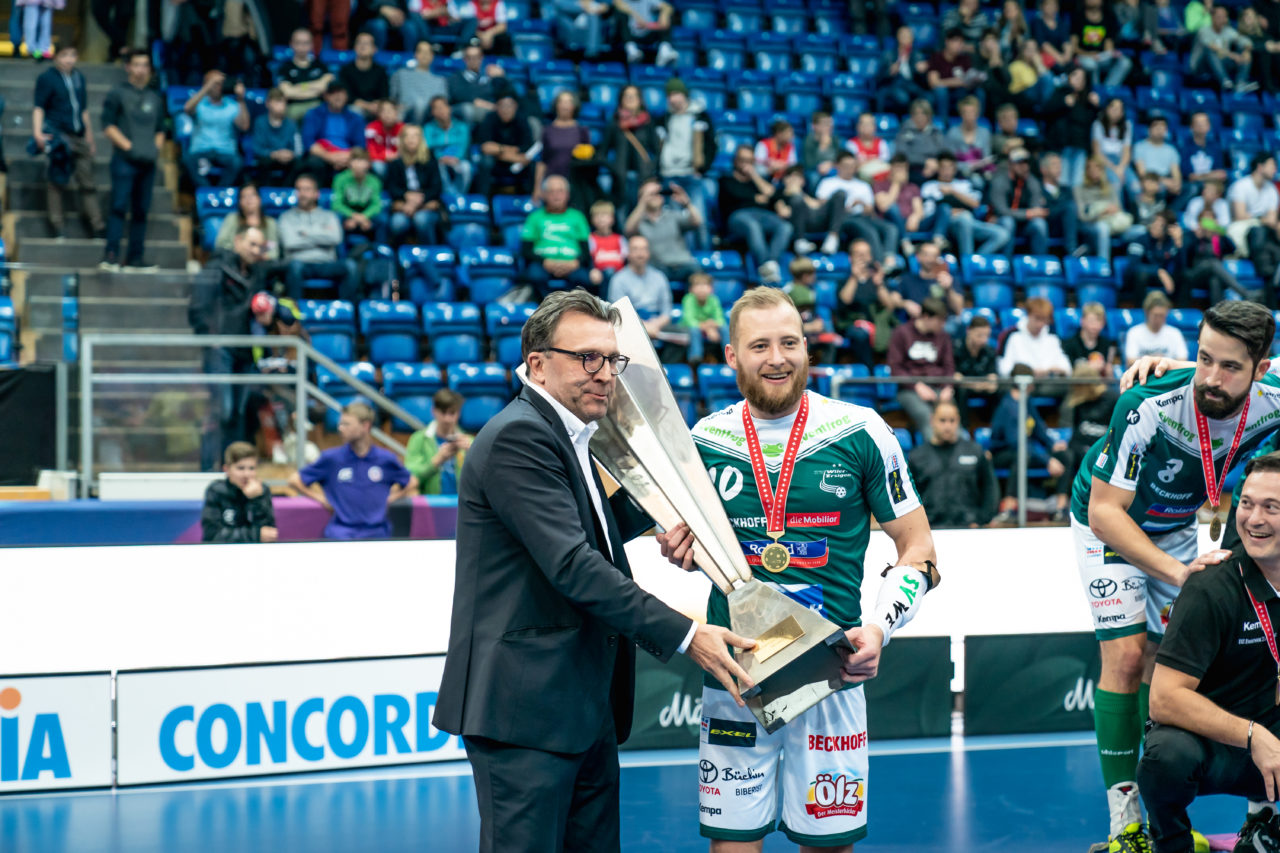 SWISS Arena (Kloten), 27.04.2019, Unihockey Herren NLA Superfinal, GC Unihockey - SV Wiler-Ersigen, Daniel Bareiss überreicht Dave Wittwer (Nr. 10, SV Wiler-Ersigen) den Pokal

(Claudio Schwarz, unihockey-fotos.ch)

Copyright: Claudio Schwarz, unihockey-fotos.ch – Dieses Bild wurde durch swiss unihockey lizenziert und darf ausschliesslich auf den Online-Kanälen von swiss unihockey verwendet werden. Die redaktionelle oder kommerzielle Nutzung durch Dritte (Medien, Vereine, Unternehmen oder Privatpersonen) per Download von diesem flickr-Account ist ausgeschlossen. Das Bild kann bei Interesse via unihockey-fotos.ch kostenpflichtig lizenziert werden. unihockey-fotos.ch behält sich vor, fehlbaren Medien, Vereinen, Unternehmen oder Privatpersonen Bilder mit einem Zuschlag in Rechnung zu stellen.