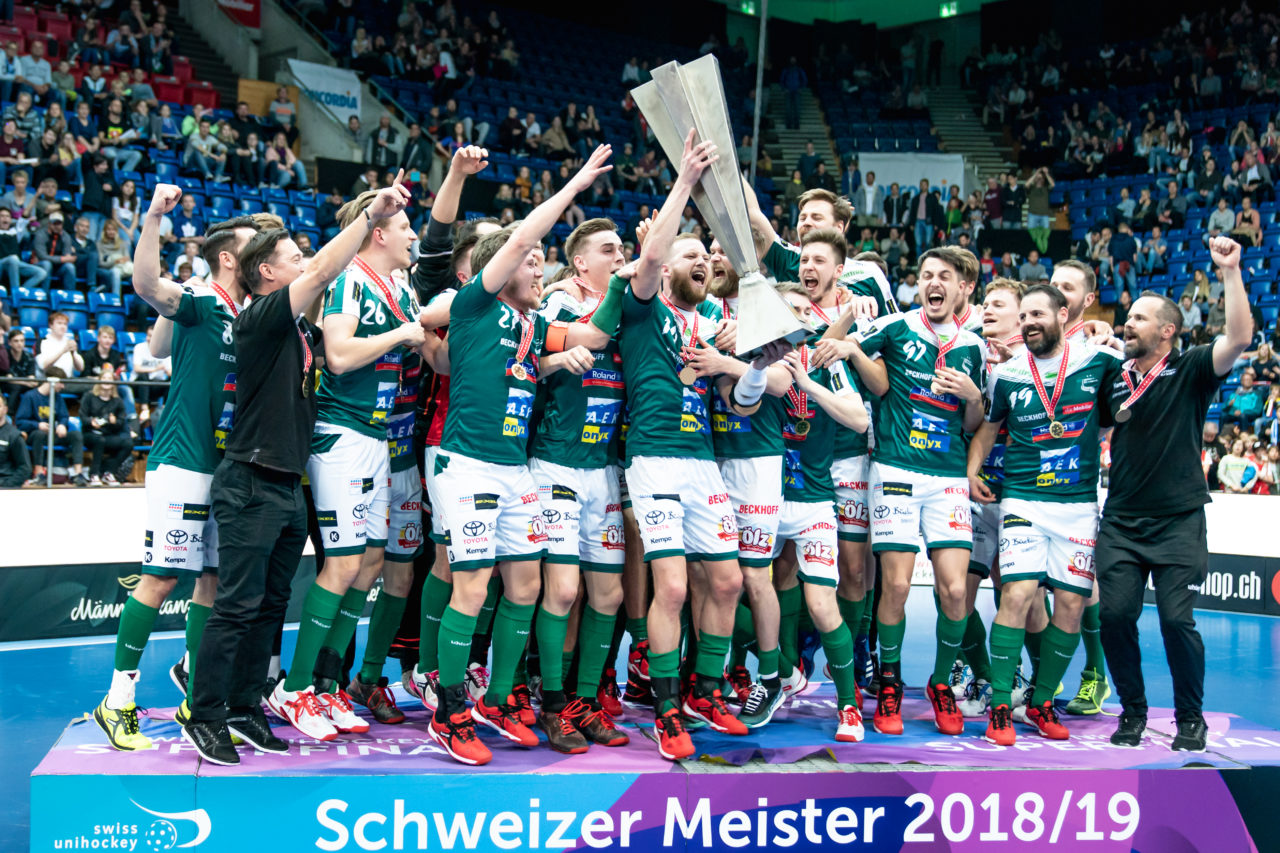 SWISS Arena (Kloten), 27.04.2019, Unihockey Herren NLA Superfinal, GC Unihockey - SV Wiler-Ersigen, Meister 2019 SV Wiler-Ersigen

(Claudio Schwarz, unihockey-fotos.ch)

Copyright: Claudio Schwarz, unihockey-fotos.ch – Dieses Bild wurde durch swiss unihockey lizenziert und darf ausschliesslich auf den Online-Kanälen von swiss unihockey verwendet werden. Die redaktionelle oder kommerzielle Nutzung durch Dritte (Medien, Vereine, Unternehmen oder Privatpersonen) per Download von diesem flickr-Account ist ausgeschlossen. Das Bild kann bei Interesse via unihockey-fotos.ch kostenpflichtig lizenziert werden. unihockey-fotos.ch behält sich vor, fehlbaren Medien, Vereinen, Unternehmen oder Privatpersonen Bilder mit einem Zuschlag in Rechnung zu stellen.