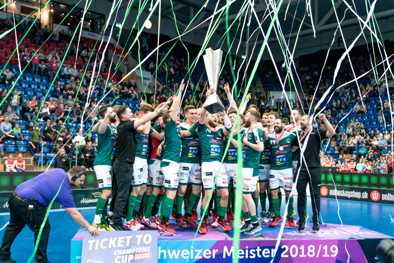 SWISS Arena (Kloten), 27.04.2019, Unihockey Herren NLA Superfinal, GC Unihockey - SV Wiler-Ersigen, Meister 2019 SV Wiler-Ersigen

(Claudio Schwarz, unihockey-fotos.ch)

Copyright: Claudio Schwarz, unihockey-fotos.ch – Dieses Bild wurde durch swiss unihockey lizenziert und darf ausschliesslich auf den Online-Kanälen von swiss unihockey verwendet werden. Die redaktionelle oder kommerzielle Nutzung durch Dritte (Medien, Vereine, Unternehmen oder Privatpersonen) per Download von diesem flickr-Account ist ausgeschlossen. Das Bild kann bei Interesse via unihockey-fotos.ch kostenpflichtig lizenziert werden. unihockey-fotos.ch behält sich vor, fehlbaren Medien, Vereinen, Unternehmen oder Privatpersonen Bilder mit einem Zuschlag in Rechnung zu stellen.