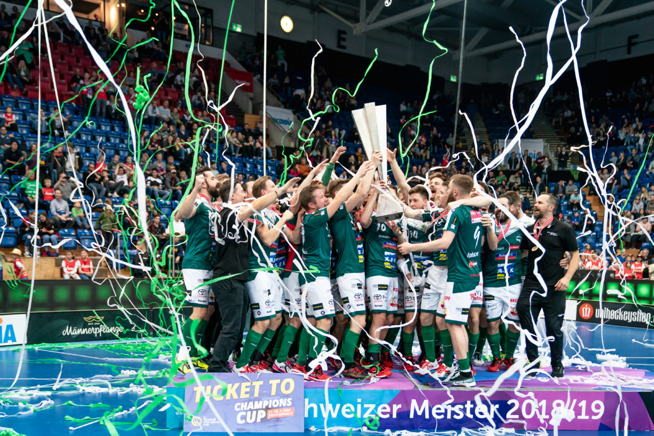 SWISS Arena (Kloten), 27.04.2019, Unihockey Herren NLA Superfinal, GC Unihockey - SV Wiler-Ersigen, Meister 2019 SV Wiler-Ersigen

(Claudio Schwarz, unihockey-fotos.ch)

Copyright: Claudio Schwarz, unihockey-fotos.ch – Dieses Bild wurde durch swiss unihockey lizenziert und darf ausschliesslich auf den Online-Kanälen von swiss unihockey verwendet werden. Die redaktionelle oder kommerzielle Nutzung durch Dritte (Medien, Vereine, Unternehmen oder Privatpersonen) per Download von diesem flickr-Account ist ausgeschlossen. Das Bild kann bei Interesse via unihockey-fotos.ch kostenpflichtig lizenziert werden. unihockey-fotos.ch behält sich vor, fehlbaren Medien, Vereinen, Unternehmen oder Privatpersonen Bilder mit einem Zuschlag in Rechnung zu stellen.