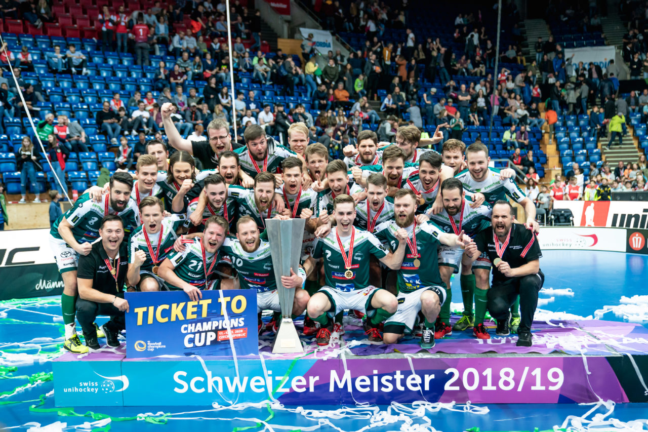SWISS Arena (Kloten), 27.04.2019, Unihockey Herren NLA Superfinal, GC Unihockey - SV Wiler-Ersigen, Meister 2019 SV Wiler-Ersigen

(Claudio Schwarz, unihockey-fotos.ch)

Copyright: Claudio Schwarz, unihockey-fotos.ch – Dieses Bild wurde durch swiss unihockey lizenziert und darf ausschliesslich auf den Online-Kanälen von swiss unihockey verwendet werden. Die redaktionelle oder kommerzielle Nutzung durch Dritte (Medien, Vereine, Unternehmen oder Privatpersonen) per Download von diesem flickr-Account ist ausgeschlossen. Das Bild kann bei Interesse via unihockey-fotos.ch kostenpflichtig lizenziert werden. unihockey-fotos.ch behält sich vor, fehlbaren Medien, Vereinen, Unternehmen oder Privatpersonen Bilder mit einem Zuschlag in Rechnung zu stellen.