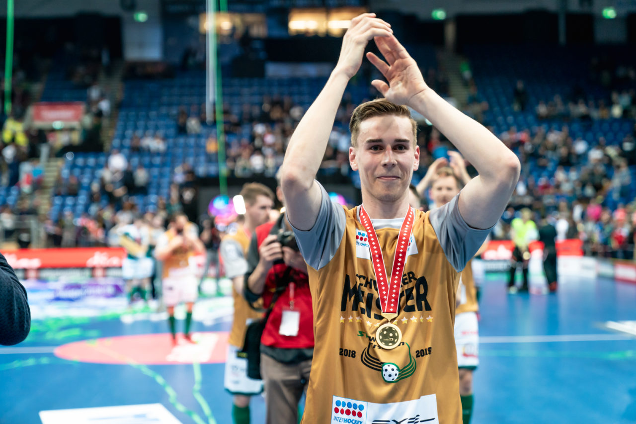 SWISS Arena (Kloten), 27.04.2019, Unihockey Herren NLA Superfinal, GC Unihockey - SV Wiler-Ersigen, Nicola Bischofberger (Nr. 2, SV Wiler-Ersigen) bedankt sich bei den Fans

(Claudio Schwarz, unihockey-fotos.ch)

Copyright: Claudio Schwarz, unihockey-fotos.ch – Dieses Bild wurde durch swiss unihockey lizenziert und darf ausschliesslich auf den Online-Kanälen von swiss unihockey verwendet werden. Die redaktionelle oder kommerzielle Nutzung durch Dritte (Medien, Vereine, Unternehmen oder Privatpersonen) per Download von diesem flickr-Account ist ausgeschlossen. Das Bild kann bei Interesse via unihockey-fotos.ch kostenpflichtig lizenziert werden. unihockey-fotos.ch behält sich vor, fehlbaren Medien, Vereinen, Unternehmen oder Privatpersonen Bilder mit einem Zuschlag in Rechnung zu stellen.