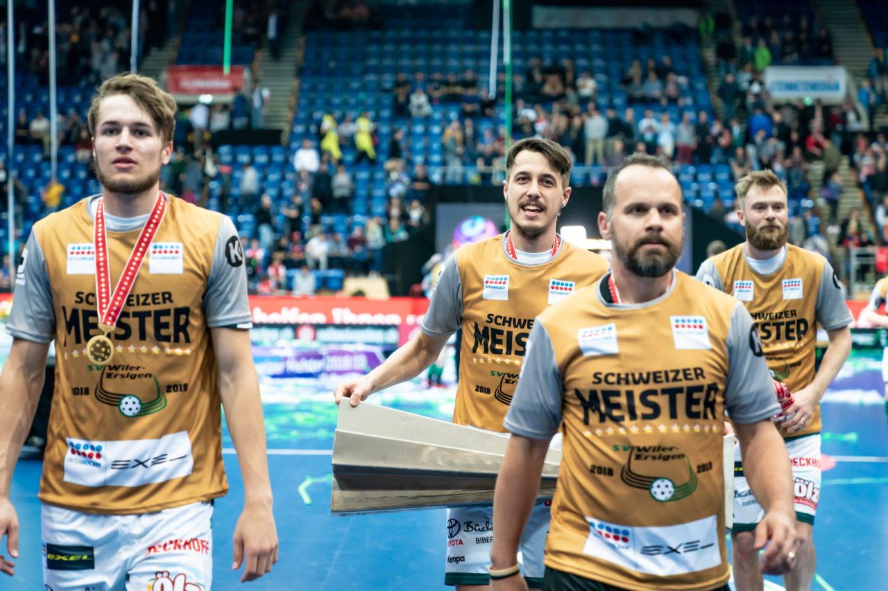 SWISS Arena (Kloten), 27.04.2019, Unihockey Herren NLA Superfinal, GC Unihockey - SV Wiler-Ersigen, Meister 2019 SV Wiler-Ersigen

(Claudio Schwarz, unihockey-fotos.ch)

Copyright: Claudio Schwarz, unihockey-fotos.ch – Dieses Bild wurde durch swiss unihockey lizenziert und darf ausschliesslich auf den Online-Kanälen von swiss unihockey verwendet werden. Die redaktionelle oder kommerzielle Nutzung durch Dritte (Medien, Vereine, Unternehmen oder Privatpersonen) per Download von diesem flickr-Account ist ausgeschlossen. Das Bild kann bei Interesse via unihockey-fotos.ch kostenpflichtig lizenziert werden. unihockey-fotos.ch behält sich vor, fehlbaren Medien, Vereinen, Unternehmen oder Privatpersonen Bilder mit einem Zuschlag in Rechnung zu stellen.