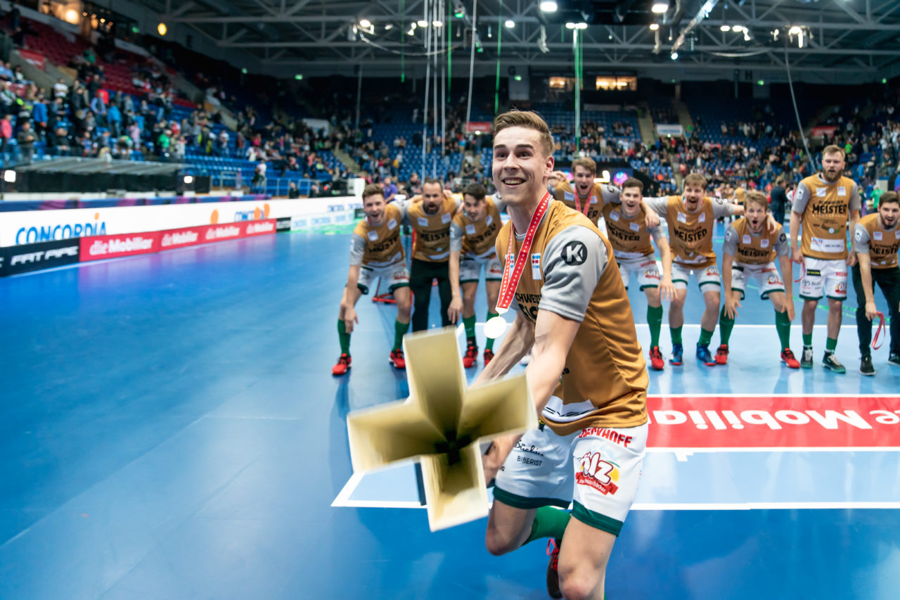 SWISS Arena (Kloten), 27.04.2019, Unihockey Herren NLA Superfinal, GC Unihockey - SV Wiler-Ersigen, Nicola Bischofberger (Nr. 2, SV Wiler-Ersigen) mit dem Pokal

(Claudio Schwarz, unihockey-fotos.ch)

Copyright: Claudio Schwarz, unihockey-fotos.ch – Dieses Bild wurde durch swiss unihockey lizenziert und darf ausschliesslich auf den Online-Kanälen von swiss unihockey verwendet werden. Die redaktionelle oder kommerzielle Nutzung durch Dritte (Medien, Vereine, Unternehmen oder Privatpersonen) per Download von diesem flickr-Account ist ausgeschlossen. Das Bild kann bei Interesse via unihockey-fotos.ch kostenpflichtig lizenziert werden. unihockey-fotos.ch behält sich vor, fehlbaren Medien, Vereinen, Unternehmen oder Privatpersonen Bilder mit einem Zuschlag in Rechnung zu stellen.