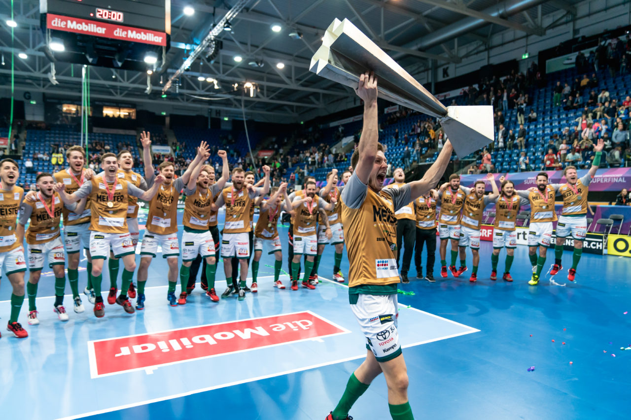 SWISS Arena (Kloten), 27.04.2019, Unihockey Herren NLA Superfinal, GC Unihockey - SV Wiler-Ersigen, Marco Louis (Nr. 94, SV Wiler-Ersigen) mit dem Pokal

(Claudio Schwarz, unihockey-fotos.ch)

Copyright: Claudio Schwarz, unihockey-fotos.ch – Dieses Bild wurde durch swiss unihockey lizenziert und darf ausschliesslich auf den Online-Kanälen von swiss unihockey verwendet werden. Die redaktionelle oder kommerzielle Nutzung durch Dritte (Medien, Vereine, Unternehmen oder Privatpersonen) per Download von diesem flickr-Account ist ausgeschlossen. Das Bild kann bei Interesse via unihockey-fotos.ch kostenpflichtig lizenziert werden. unihockey-fotos.ch behält sich vor, fehlbaren Medien, Vereinen, Unternehmen oder Privatpersonen Bilder mit einem Zuschlag in Rechnung zu stellen.