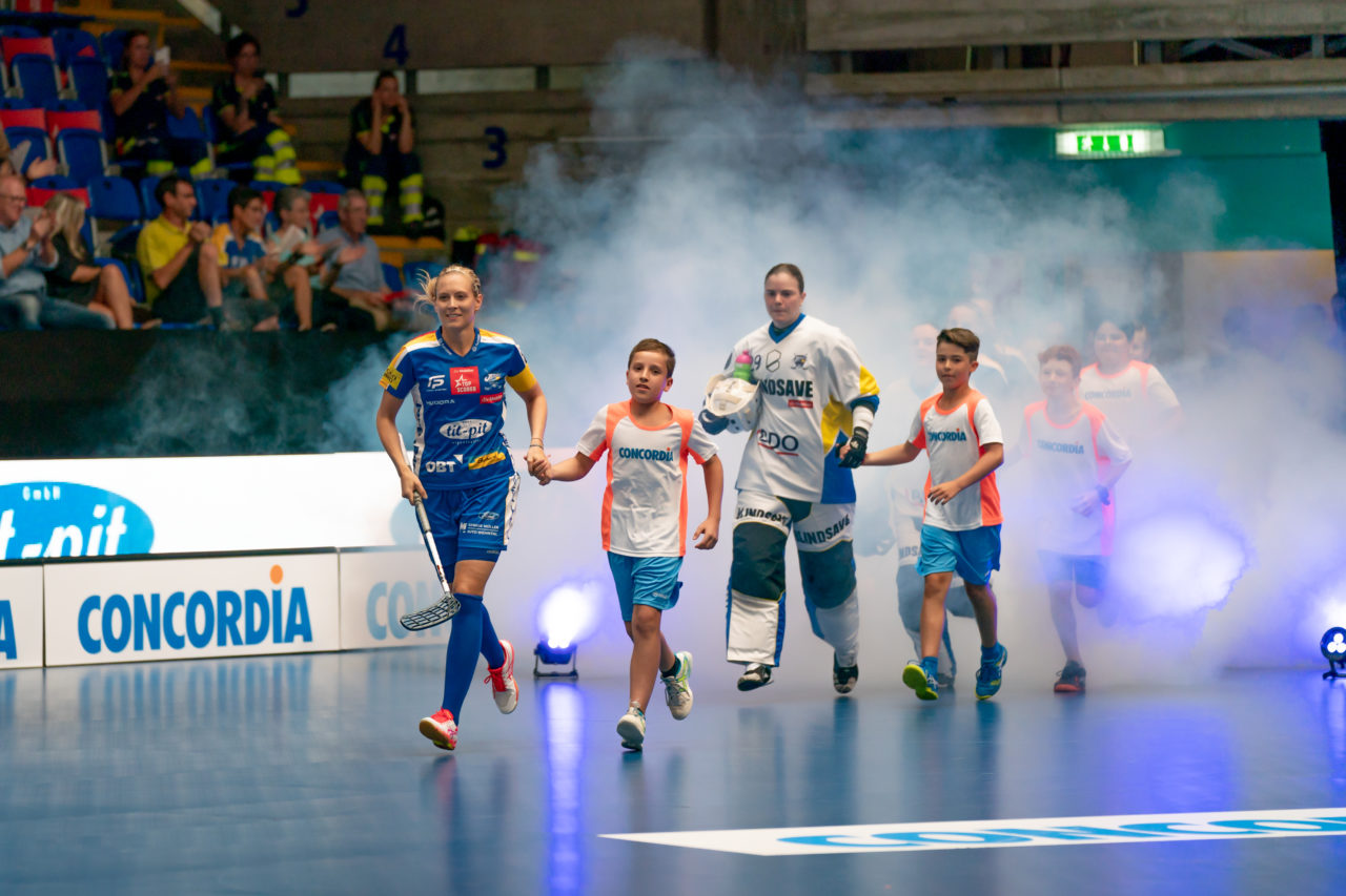 Saalsporthalle (Zürich), 31.08.2019, Unihockey Damen Supercup 2019, Kloten-Dietlikon Jets - piranha chur, Michelle Wiki (Nr. 6, Kloten-Dietlikon Jets) führt die Kloten-Dietlikon Jets in die neue Saison

(Claudio Schwarz, unihockey-fotos.ch)