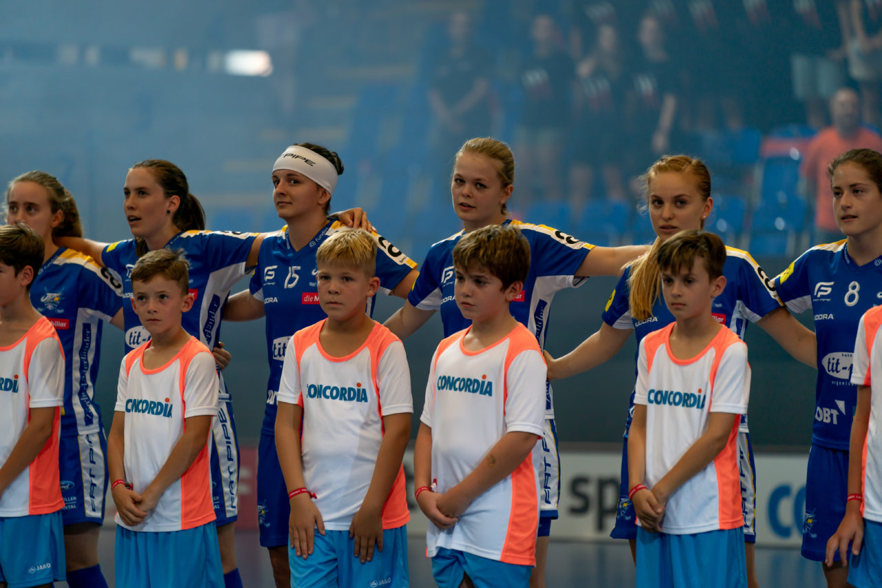 Saalsporthalle (Zürich), 31.08.2019, Unihockey Damen Supercup 2019, Kloten-Dietlikon Jets - piranha chur, Schweizer Nationalhymne

(Claudio Schwarz, unihockey-fotos.ch)