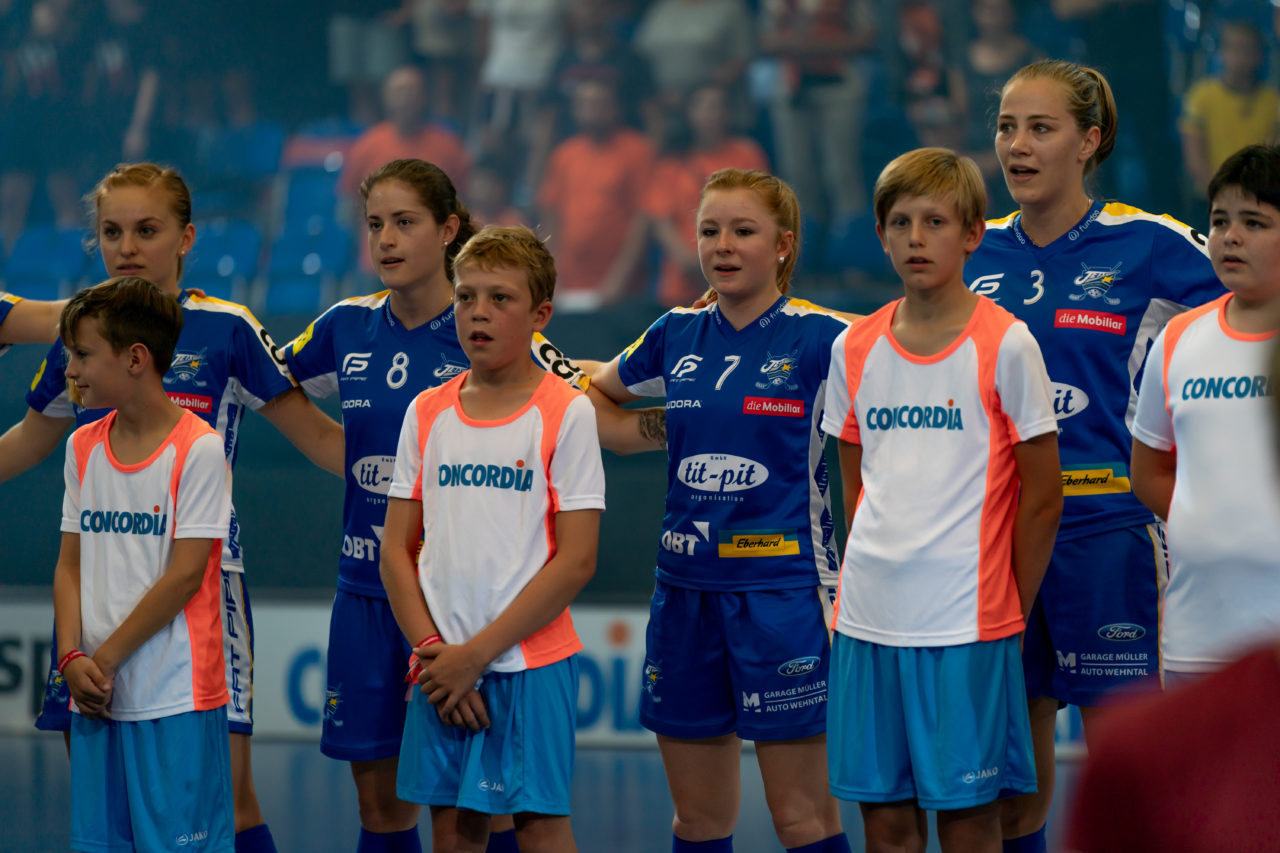 Saalsporthalle (Zürich), 31.08.2019, Unihockey Damen Supercup 2019, Kloten-Dietlikon Jets - piranha chur, Schweizer Nationalhymne

(Claudio Schwarz, unihockey-fotos.ch)