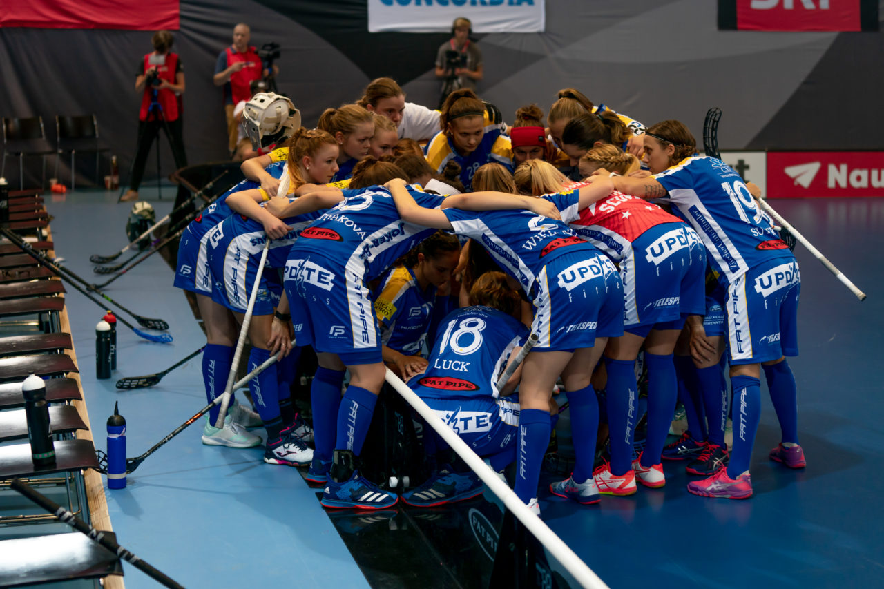 Saalsporthalle (Zürich), 31.08.2019, Unihockey Damen Supercup 2019, Kloten-Dietlikon Jets - piranha chur, die Kloten-Dietlikon Jets bei der Teambeschwörung

(Claudio Schwarz, unihockey-fotos.ch)
