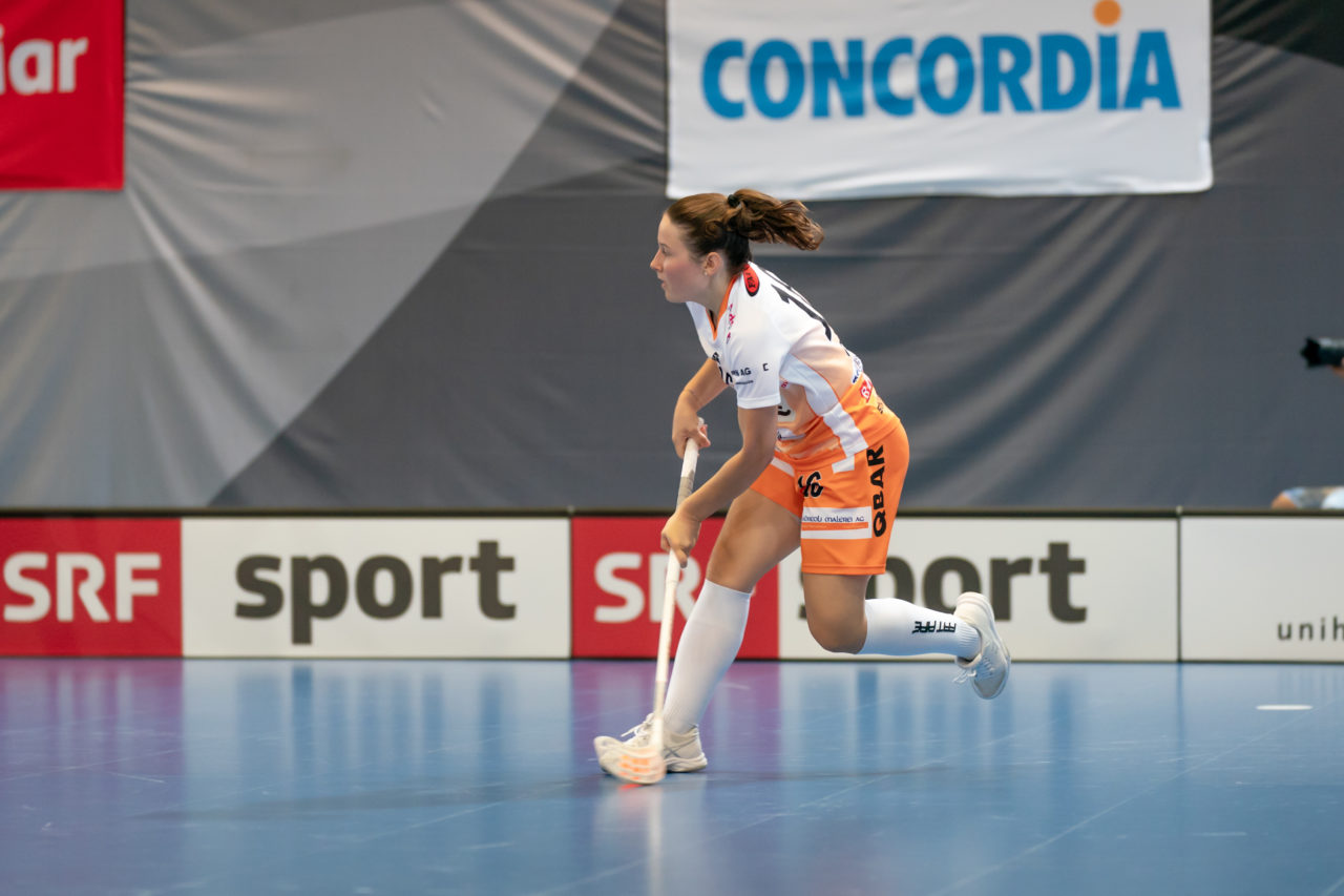 Saalsporthalle (Zürich), 31.08.2019, Unihockey Damen Supercup 2019, Kloten-Dietlikon Jets - piranha chur, Nicole Capatt (Nr. 16, piranha chur) mit einem Abschlussversuch

(Claudio Schwarz, unihockey-fotos.ch)