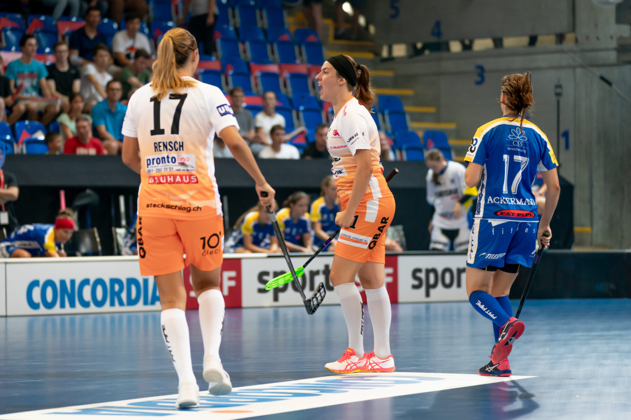 Saalsporthalle (Zürich), 31.08.2019, Unihockey Damen Supercup 2019, Kloten-Dietlikon Jets - piranha chur, Katrin Zwinggi (Nr. 61, piranha chur) bejubelt das 0:1

(Claudio Schwarz, unihockey-fotos.ch)