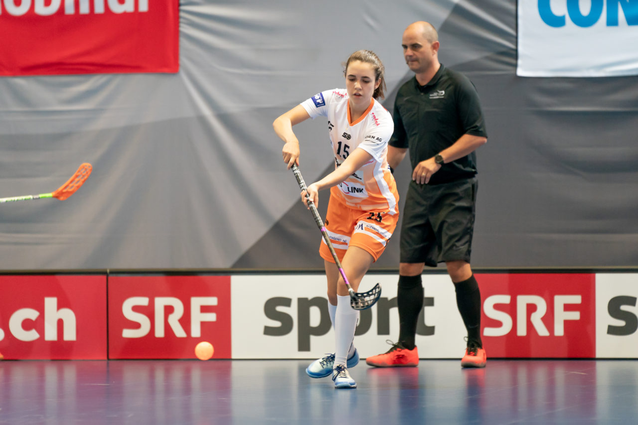 Saalsporthalle (Zürich), 31.08.2019, Unihockey Damen Supercup 2019, Kloten-Dietlikon Jets - piranha chur, Livia Danuser (Nr. 15, piranha chur) spielt einen Pass

(Claudio Schwarz, unihockey-fotos.ch)