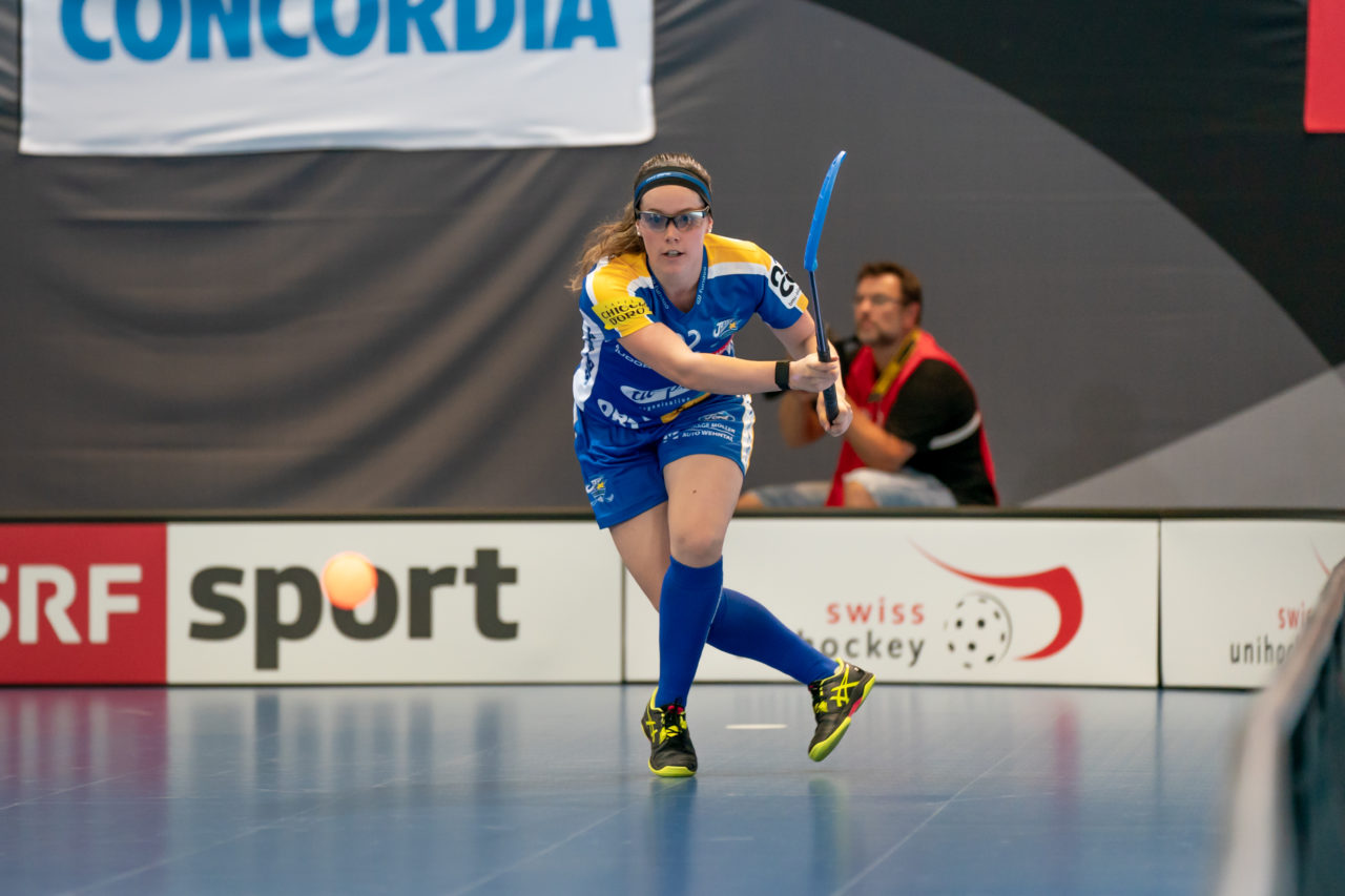 Saalsporthalle (Zürich), 31.08.2019, Unihockey Damen Supercup 2019, Kloten-Dietlikon Jets - piranha chur, Tanja Bühler (Nr. 92, Kloten-Dietlikon Jets) spielt einen Pass

(Claudio Schwarz, unihockey-fotos.ch)