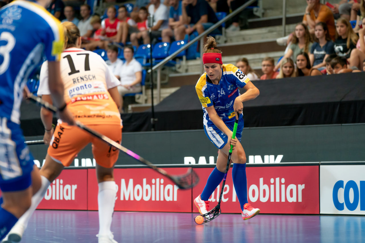 Saalsporthalle (Zürich), 31.08.2019, Unihockey Damen Supercup 2019, Kloten-Dietlikon Jets - piranha chur, Hana Konickova (Nr. 24, Kloten-Dietlikon Jets) am Ball

(Claudio Schwarz, unihockey-fotos.ch)