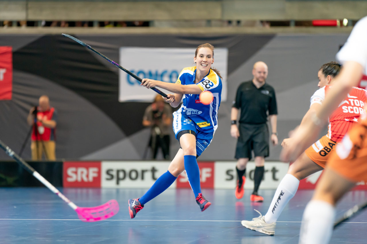 Saalsporthalle (Zürich), 31.08.2019, Unihockey Damen Supercup 2019, Kloten-Dietlikon Jets - piranha chur, Evelyne Ackermann (Nr. 17, Kloten-Dietlikon Jets) mit einem Abschlussversuch

(Claudio Schwarz, unihockey-fotos.ch)