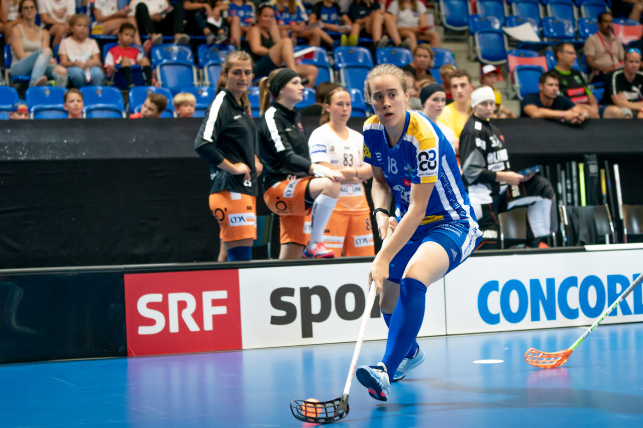 Saalsporthalle (Zürich), 31.08.2019, Unihockey Damen Supercup 2019, Kloten-Dietlikon Jets - piranha chur, Kassandra Luck (Nr. 18, Kloten-Dietlikon Jets) am Ball

(Claudio Schwarz, unihockey-fotos.ch)