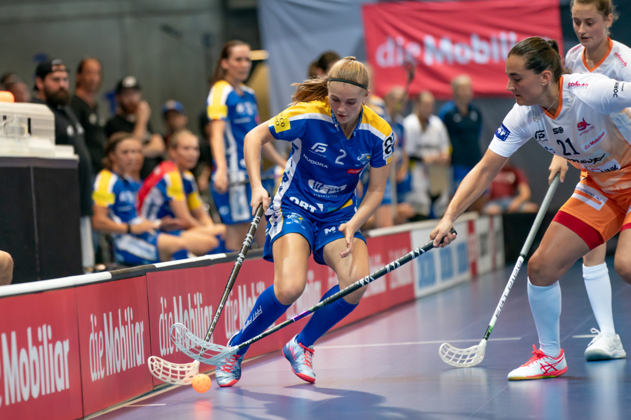 Saalsporthalle (Zürich), 31.08.2019, Unihockey Damen Supercup 2019, Kloten-Dietlikon Jets - piranha chur, Leonie Wieland (Nr. 2, Kloten-Dietlikon Jets) wird von Corin Rüttimann (Nr. 21, piranha chur) gestört

(Claudio Schwarz, unihockey-fotos.ch)