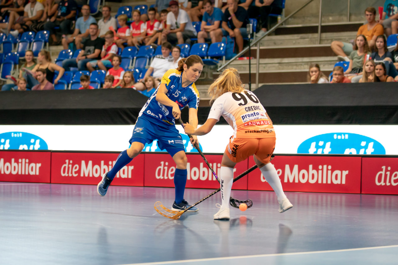 Saalsporthalle (Zürich), 31.08.2019, Unihockey Damen Supercup 2019, Kloten-Dietlikon Jets - piranha chur, Christelle Wohlhauser (Nr. 35, Kloten-Dietlikon Jets) mit einem Abschlussversuch

(Claudio Schwarz, unihockey-fotos.ch)