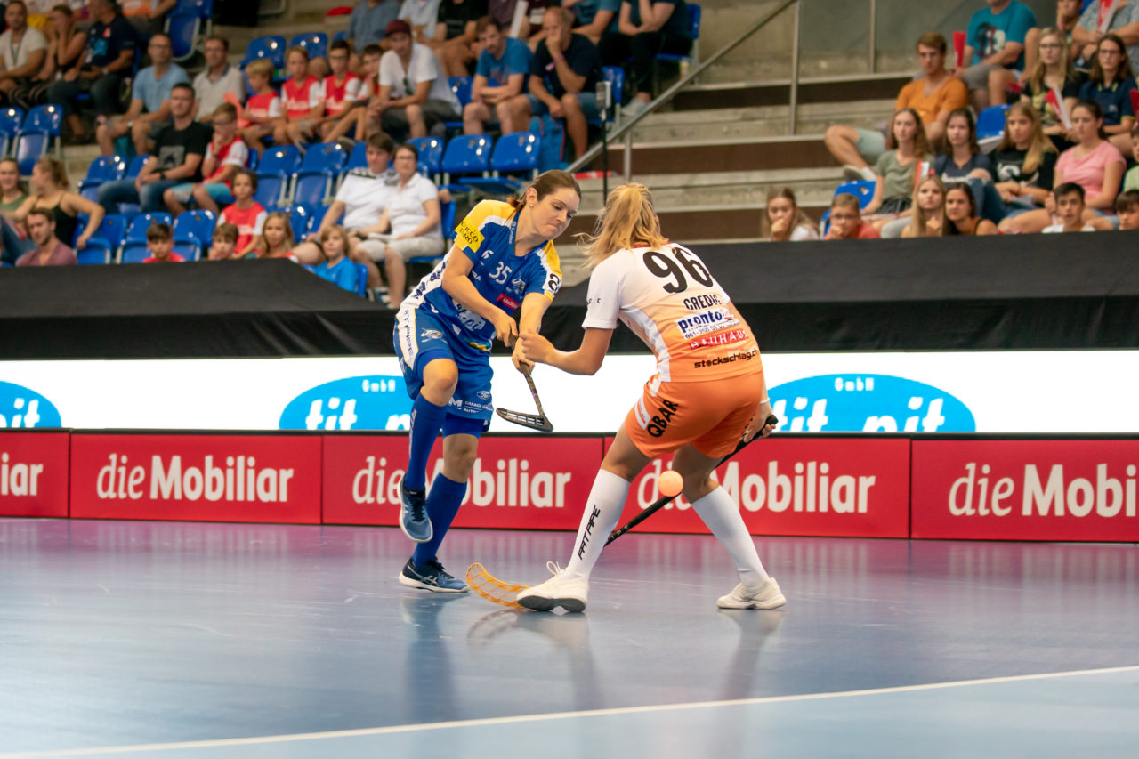 Saalsporthalle (Zürich), 31.08.2019, Unihockey Damen Supercup 2019, Kloten-Dietlikon Jets - piranha chur, Christelle Wohlhauser (Nr. 35, Kloten-Dietlikon Jets) mit einem Abschlussversuch

(Claudio Schwarz, unihockey-fotos.ch)