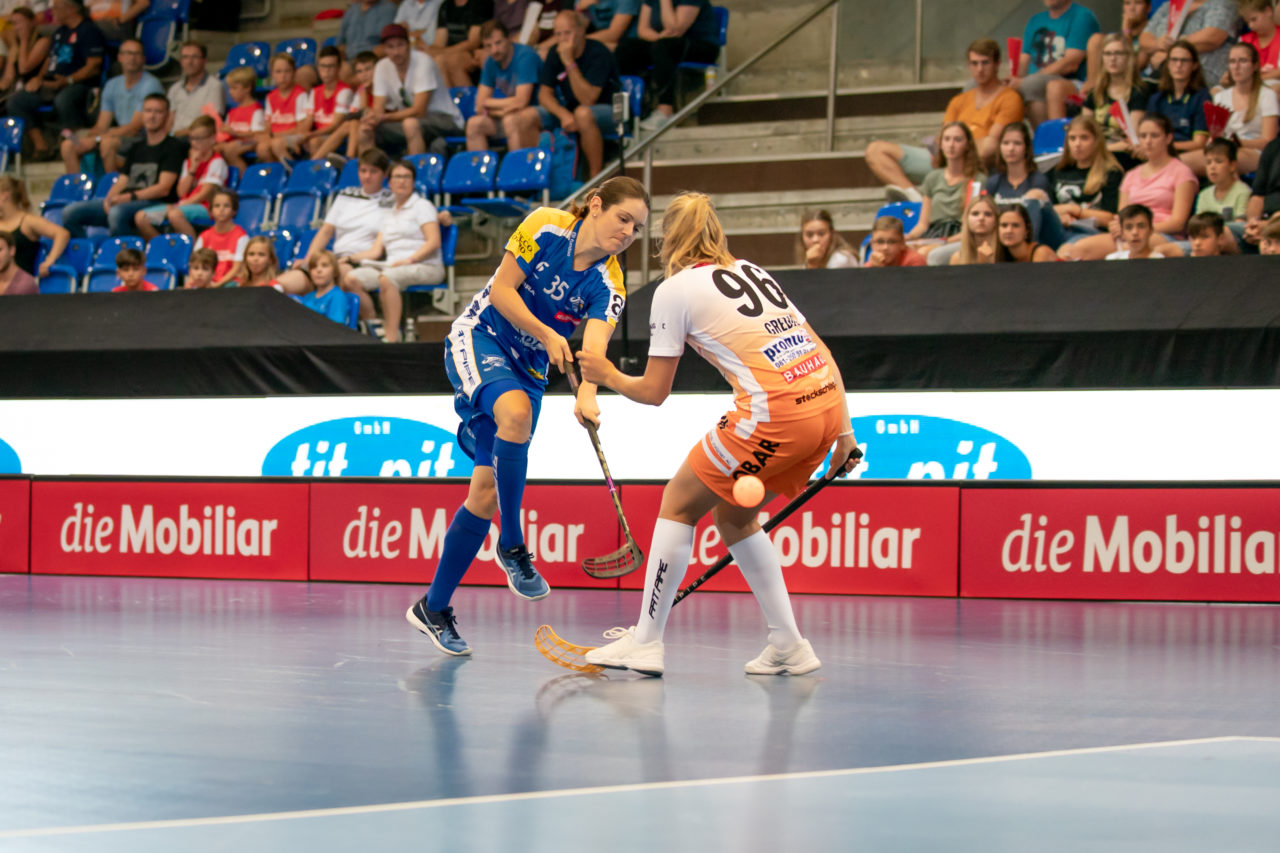Saalsporthalle (Zürich), 31.08.2019, Unihockey Damen Supercup 2019, Kloten-Dietlikon Jets - piranha chur, Christelle Wohlhauser (Nr. 35, Kloten-Dietlikon Jets) mit einem Abschlussversuch

(Claudio Schwarz, unihockey-fotos.ch)