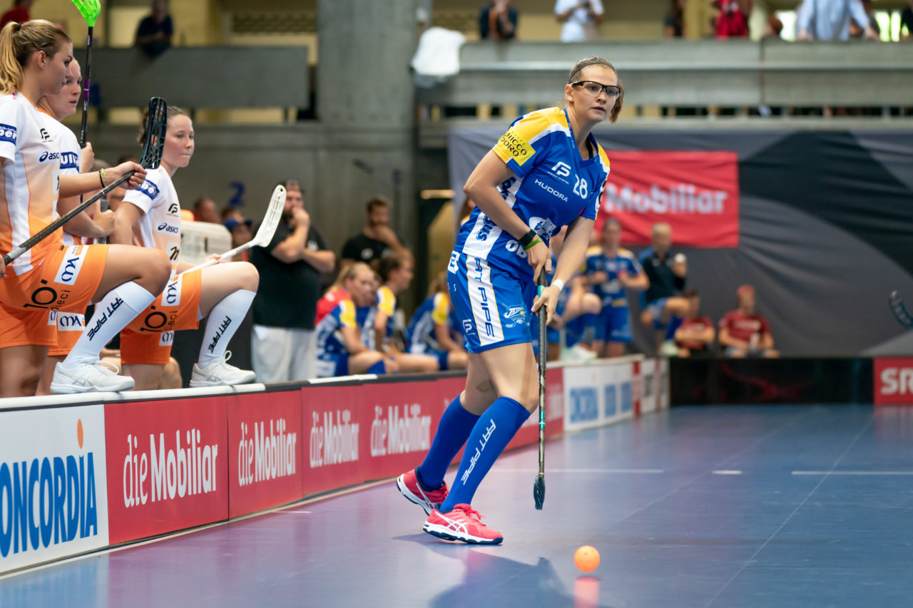 Saalsporthalle (Zürich), 31.08.2019, Unihockey Damen Supercup 2019, Kloten-Dietlikon Jets - piranha chur, Luzia Kessler (Nr. 28, Kloten-Dietlikon Jets) spielt einen Pass

(Claudio Schwarz, unihockey-fotos.ch)