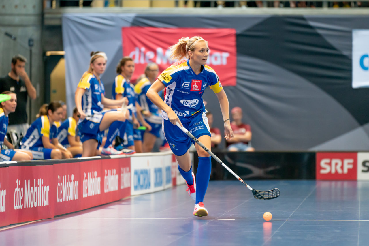 Saalsporthalle (Zürich), 31.08.2019, Unihockey Damen Supercup 2019, Kloten-Dietlikon Jets - piranha chur, Michelle Wiki (Nr. 6, Kloten-Dietlikon Jets) am Ball

(Claudio Schwarz, unihockey-fotos.ch)