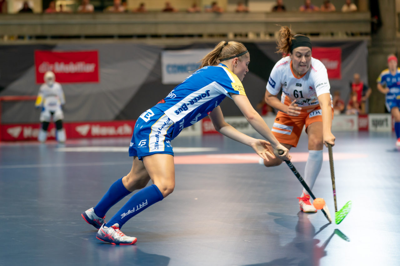 Saalsporthalle (Zürich), 31.08.2019, Unihockey Damen Supercup 2019, Kloten-Dietlikon Jets - piranha chur, Leonie Wieland (Nr. 2, Kloten-Dietlikon Jets) wird von Katrin Zwinggi (Nr. 61, piranha chur) gestört

(Claudio Schwarz, unihockey-fotos.ch)