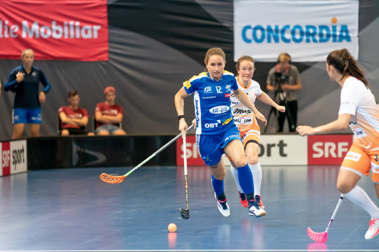Saalsporthalle (Zürich), 31.08.2019, Unihockey Damen Supercup 2019, Kloten-Dietlikon Jets - piranha chur, Tanja Stella (Nr. 12, Kloten-Dietlikon Jets) am Ball

(Claudio Schwarz, unihockey-fotos.ch)