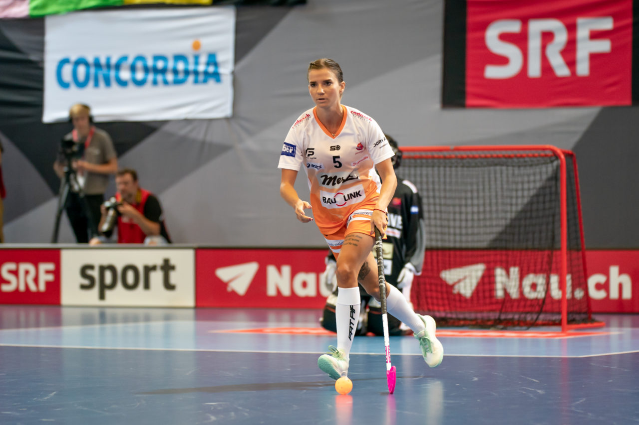Saalsporthalle (Zürich), 31.08.2019, Unihockey Damen Supercup 2019, Kloten-Dietlikon Jets - piranha chur, Katarína Klapitová (Nr. 5, piranha chur) am Ball

(Claudio Schwarz, unihockey-fotos.ch)