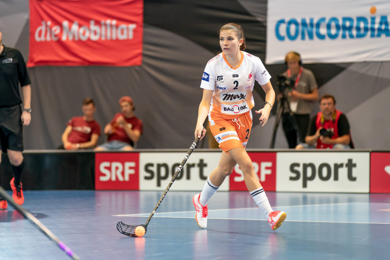 Saalsporthalle (Zürich), 31.08.2019, Unihockey Damen Supercup 2019, Kloten-Dietlikon Jets - piranha chur, Jana Putzi (Nr. 2, piranha chur) am Ball

(Claudio Schwarz, unihockey-fotos.ch)