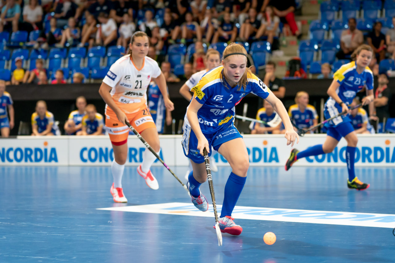 Saalsporthalle (Zürich), 31.08.2019, Unihockey Damen Supercup 2019, Kloten-Dietlikon Jets - piranha chur, Leonie Wieland (Nr. 2, Kloten-Dietlikon Jets) am Ball

(Claudio Schwarz, unihockey-fotos.ch)