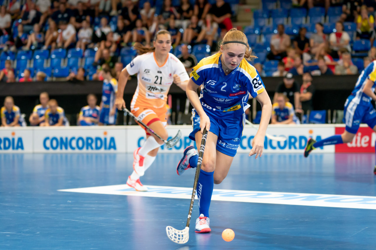 Saalsporthalle (Zürich), 31.08.2019, Unihockey Damen Supercup 2019, Kloten-Dietlikon Jets - piranha chur, Leonie Wieland (Nr. 2, Kloten-Dietlikon Jets) am Ball

(Claudio Schwarz, unihockey-fotos.ch)