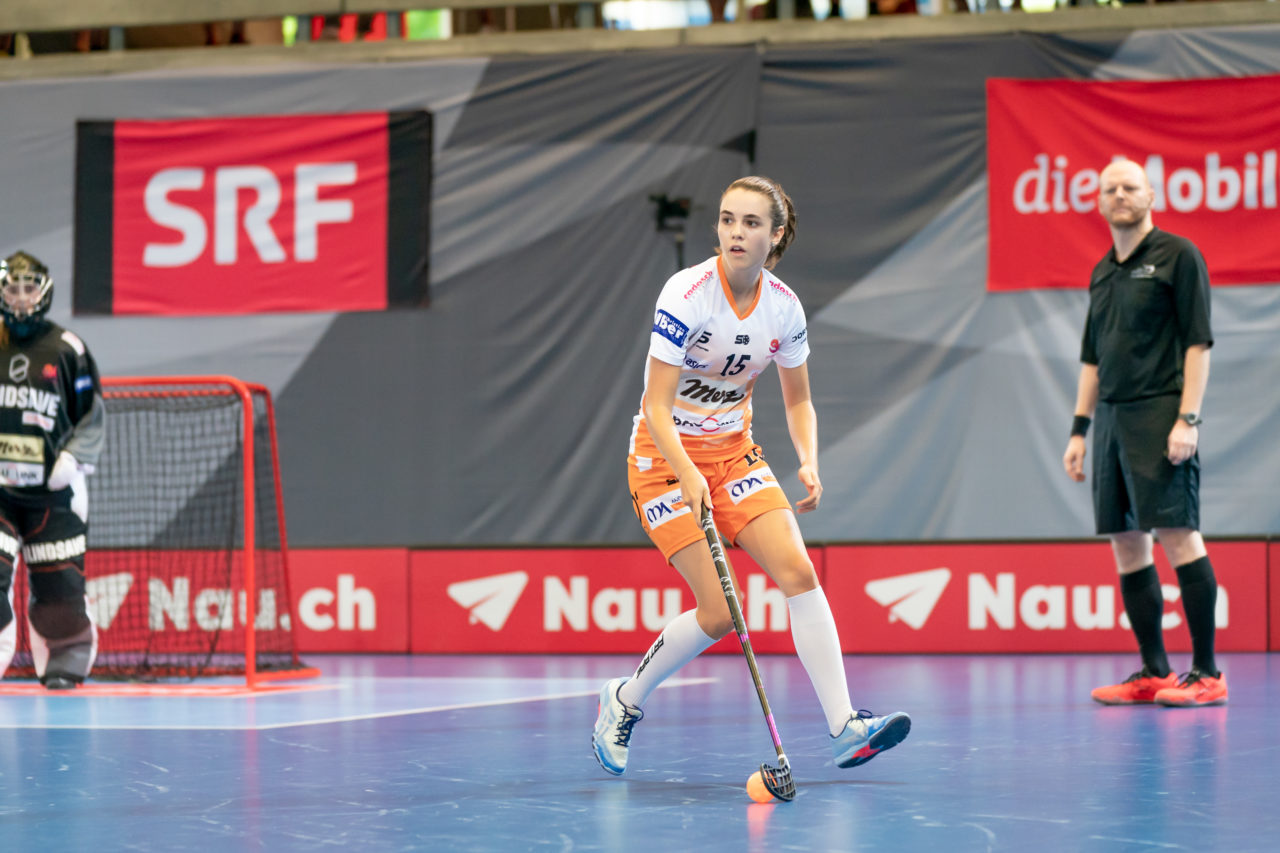 Saalsporthalle (Zürich), 31.08.2019, Unihockey Damen Supercup 2019, Kloten-Dietlikon Jets - piranha chur, Livia Danuser (Nr. 15, piranha chur) am Ball

(Claudio Schwarz, unihockey-fotos.ch)