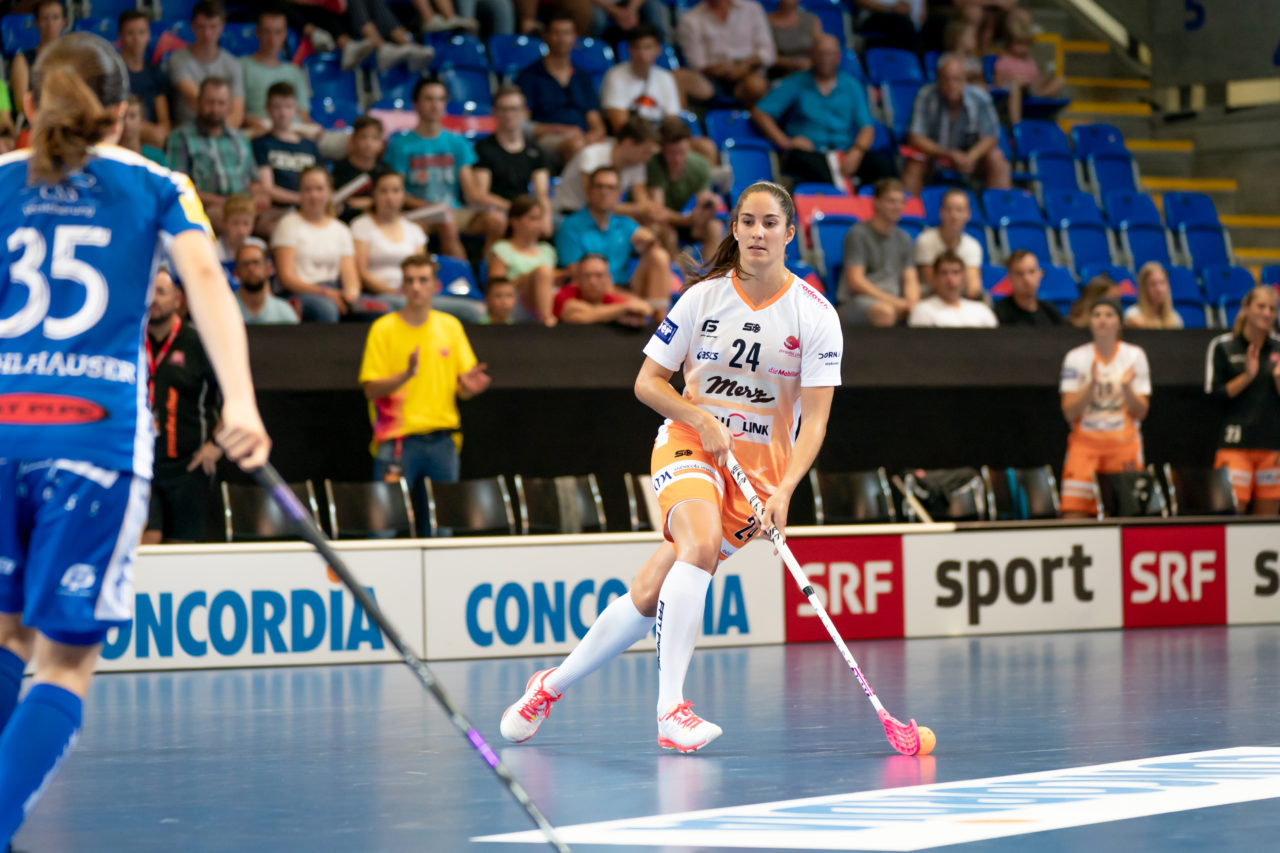 Saalsporthalle (Zürich), 31.08.2019, Unihockey Damen Supercup 2019, Kloten-Dietlikon Jets - piranha chur, Flurina Marti (Nr. 24, piranha chur) am Ball

(Claudio Schwarz, unihockey-fotos.ch)