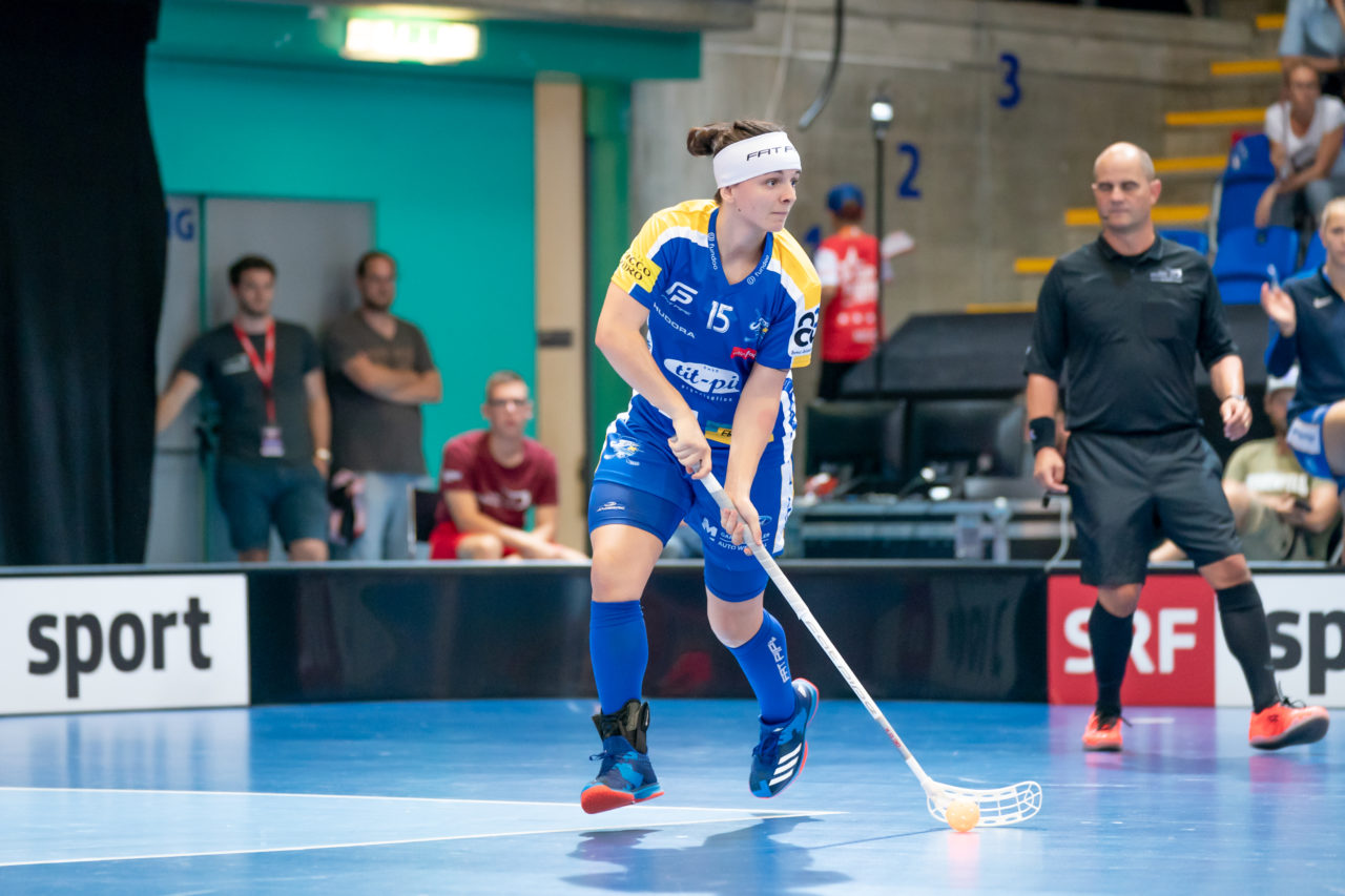 Saalsporthalle (Zürich), 31.08.2019, Unihockey Damen Supercup 2019, Kloten-Dietlikon Jets - piranha chur, Natalie Martinakova (Nr. 15, Kloten-Dietlikon Jets) am Ball

(Claudio Schwarz, unihockey-fotos.ch)