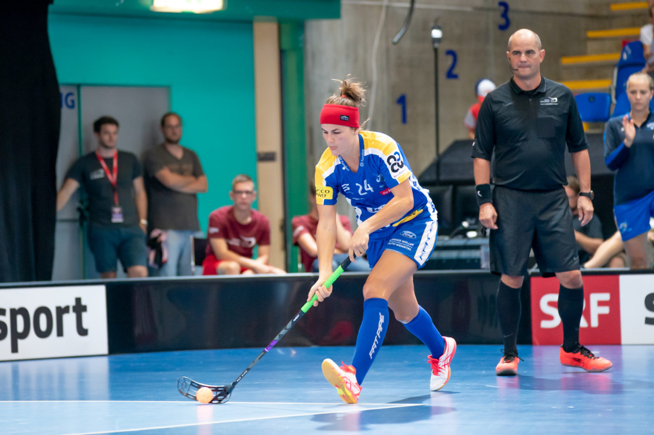 Saalsporthalle (Zürich), 31.08.2019, Unihockey Damen Supercup 2019, Kloten-Dietlikon Jets - piranha chur, Hana Konickova (Nr. 24, Kloten-Dietlikon Jets) spielt einen Pass

(Claudio Schwarz, unihockey-fotos.ch)