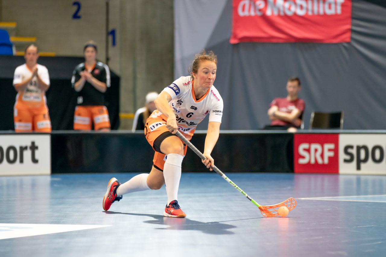 Saalsporthalle (Zürich), 31.08.2019, Unihockey Damen Supercup 2019, Kloten-Dietlikon Jets - piranha chur, Karen Farnes (Nr. 6, piranha chur) spielt einen Pass

(Claudio Schwarz, unihockey-fotos.ch)