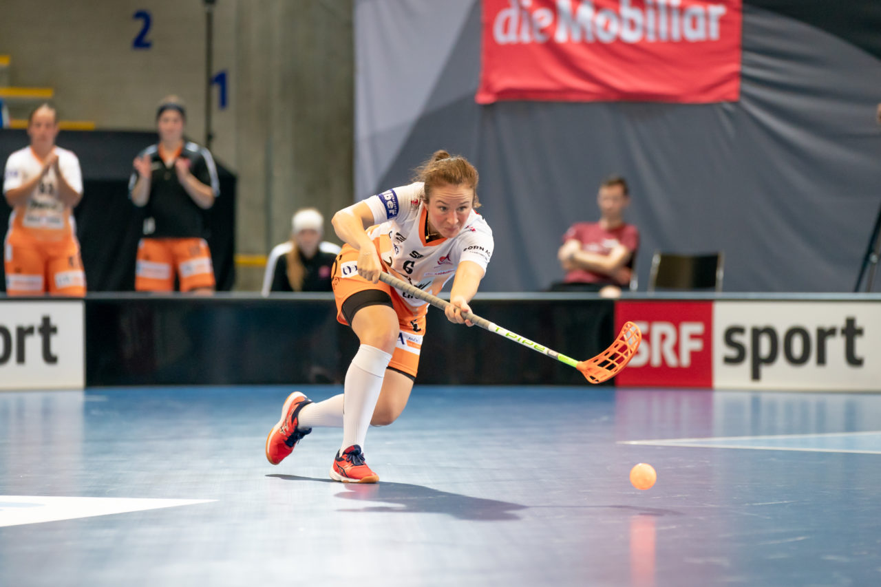 Saalsporthalle (Zürich), 31.08.2019, Unihockey Damen Supercup 2019, Kloten-Dietlikon Jets - piranha chur, Karen Farnes (Nr. 6, piranha chur) spielt einen Pass

(Claudio Schwarz, unihockey-fotos.ch)