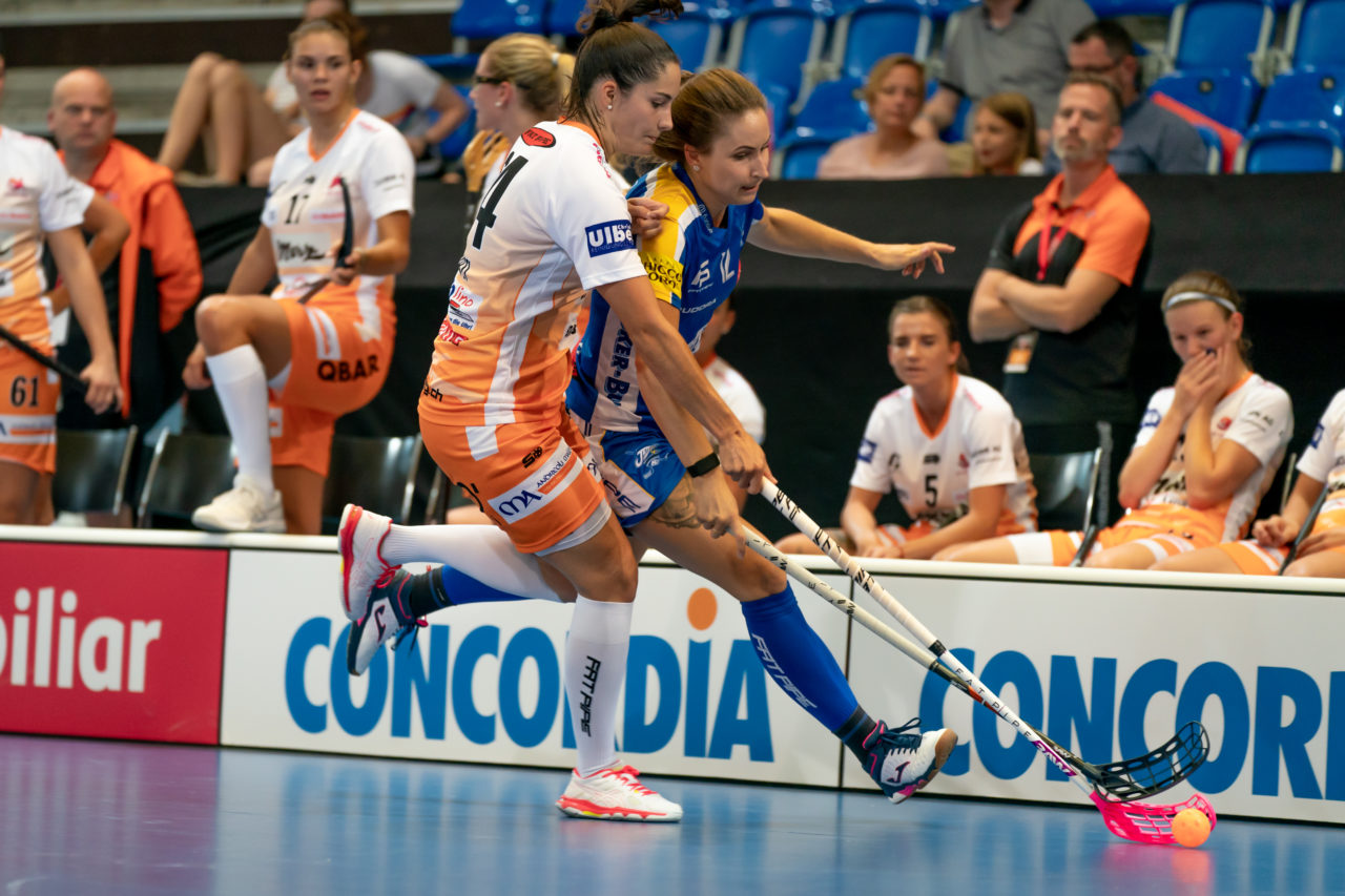 Saalsporthalle (Zürich), 31.08.2019, Unihockey Damen Supercup 2019, Kloten-Dietlikon Jets - piranha chur, Flurina Marti (Nr. 24, piranha chur) im Zweikampf mit Tanja Stella (Nr. 12, Kloten-Dietlikon Jets)

(Claudio Schwarz, unihockey-fotos.ch)