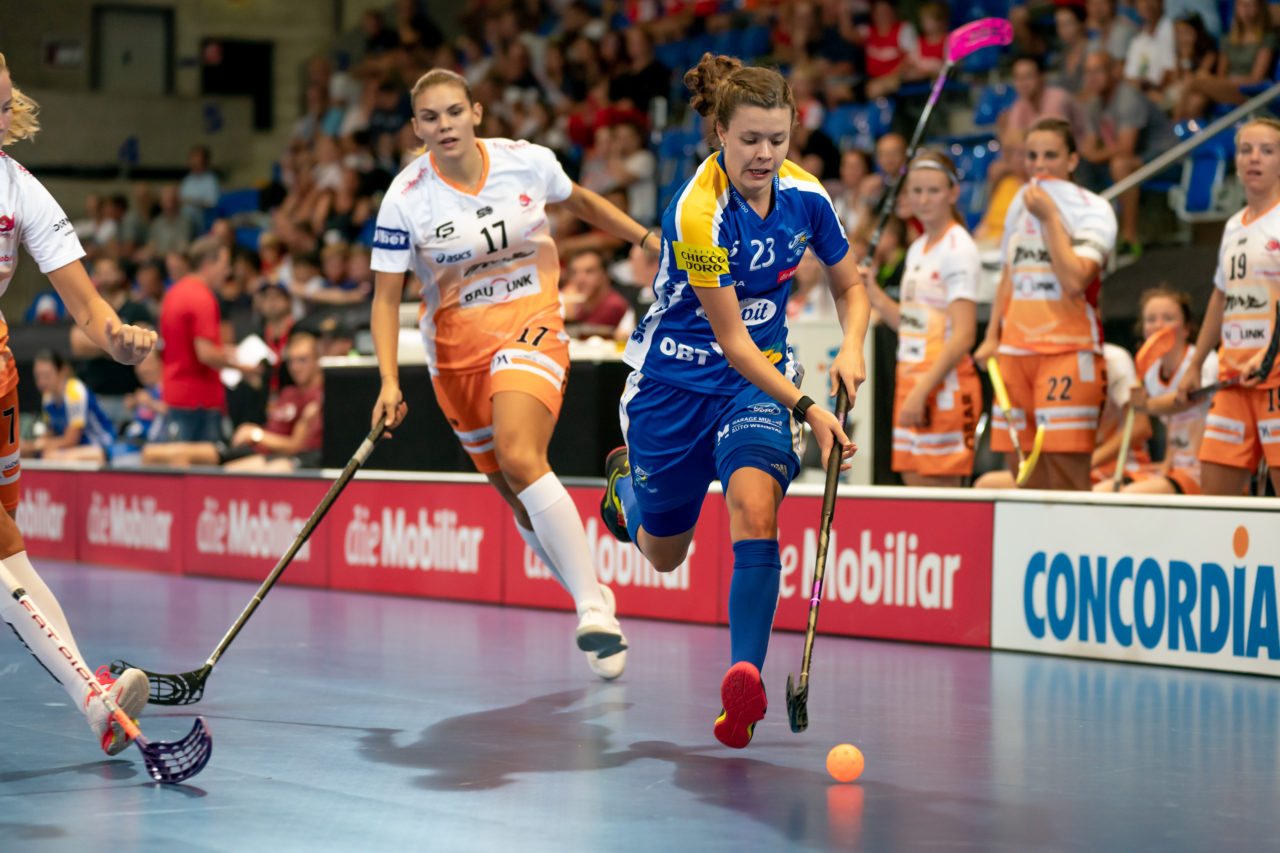 Saalsporthalle (Zürich), 31.08.2019, Unihockey Damen Supercup 2019, Kloten-Dietlikon Jets - piranha chur, Isabelle Gerig (Nr. 23, Kloten-Dietlikon Jets) am Ball

(Claudio Schwarz, unihockey-fotos.ch)