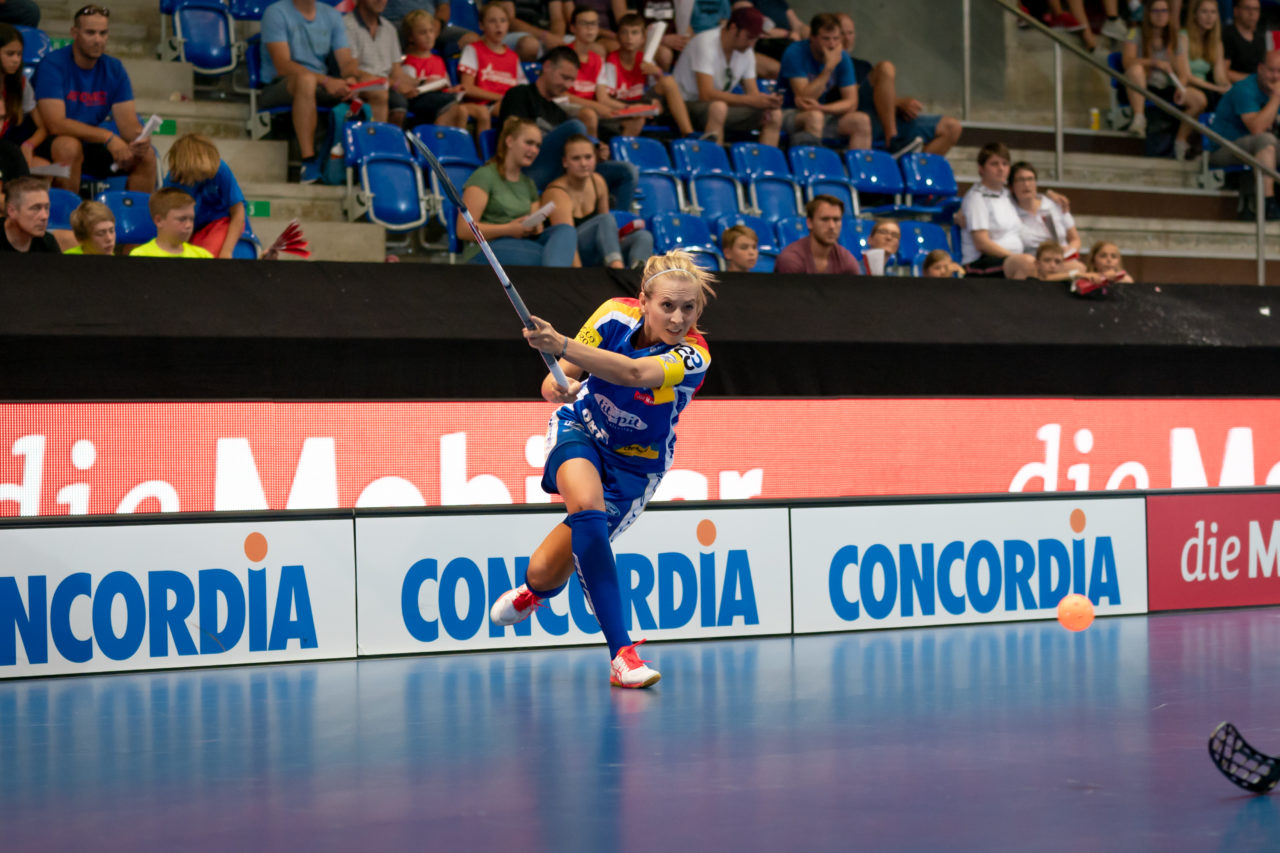 Saalsporthalle (Zürich), 31.08.2019, Unihockey Damen Supercup 2019, Kloten-Dietlikon Jets - piranha chur, Abschlussversuch im Powerplay von Michelle Wiki (Nr. 6, Kloten-Dietlikon Jets)

(Claudio Schwarz, unihockey-fotos.ch)