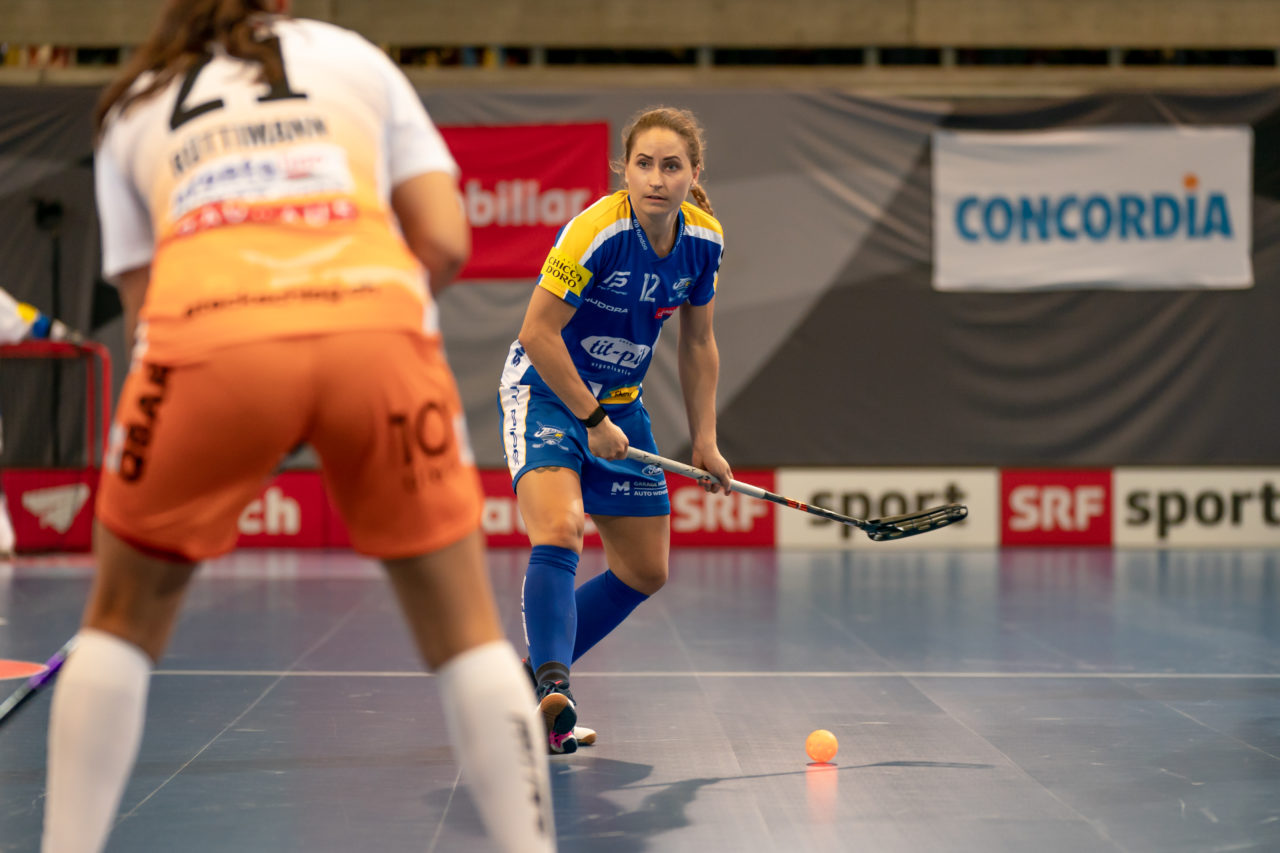 Saalsporthalle (Zürich), 31.08.2019, Unihockey Damen Supercup 2019, Kloten-Dietlikon Jets - piranha chur, Tanja Stella (Nr. 12, Kloten-Dietlikon Jets) am Ball

(Claudio Schwarz, unihockey-fotos.ch)