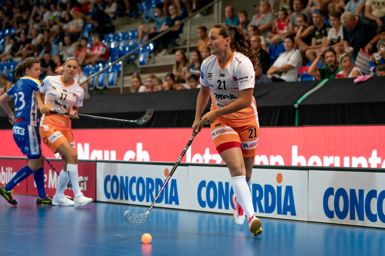 Saalsporthalle (Zürich), 31.08.2019, Unihockey Damen Supercup 2019, Kloten-Dietlikon Jets - piranha chur, Corin Rüttimann (Nr. 21, piranha chur) am Ball

(Claudio Schwarz, unihockey-fotos.ch)