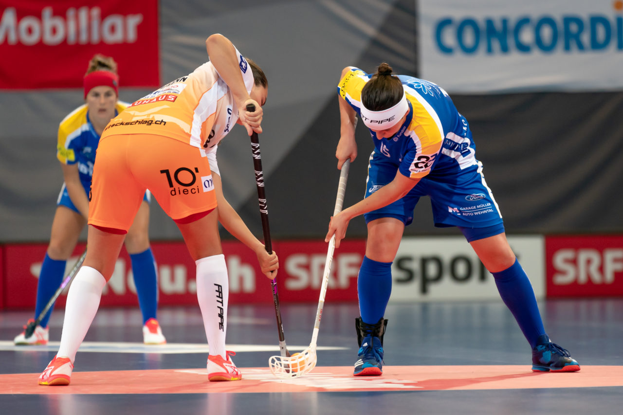 Saalsporthalle (Zürich), 31.08.2019, Unihockey Damen Supercup 2019, Kloten-Dietlikon Jets - piranha chur, Corin Rüttimann (Nr. 21, piranha chur) beim Anspiel gegen Natalie Martinakova (Nr. 15, Kloten-Dietlikon Jets)

(Claudio Schwarz, unihockey-fotos.ch)